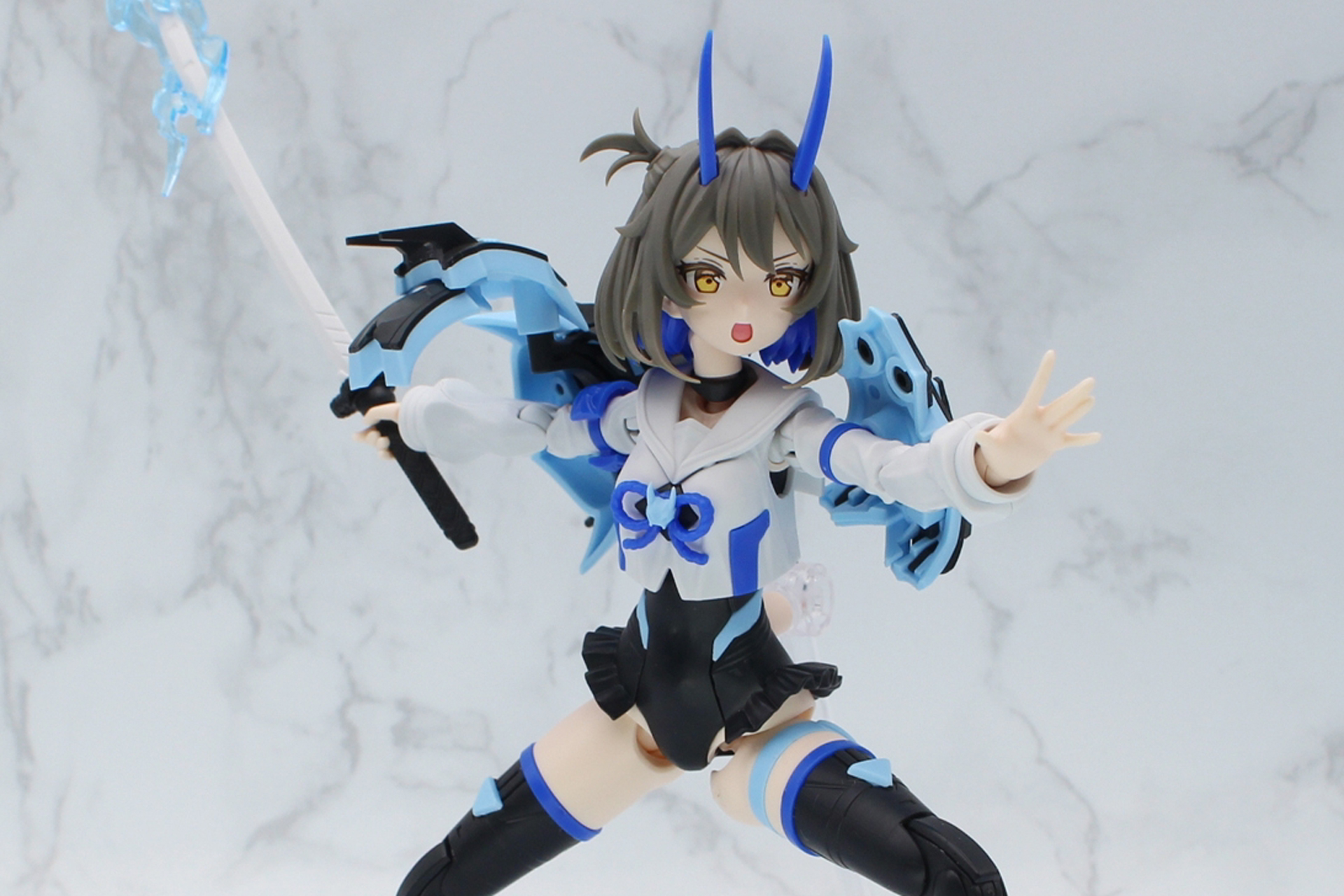 素体の可動範囲は30MS準拠なのでよく動き、武器の刀は格好いいポーズがバッチリ決まる