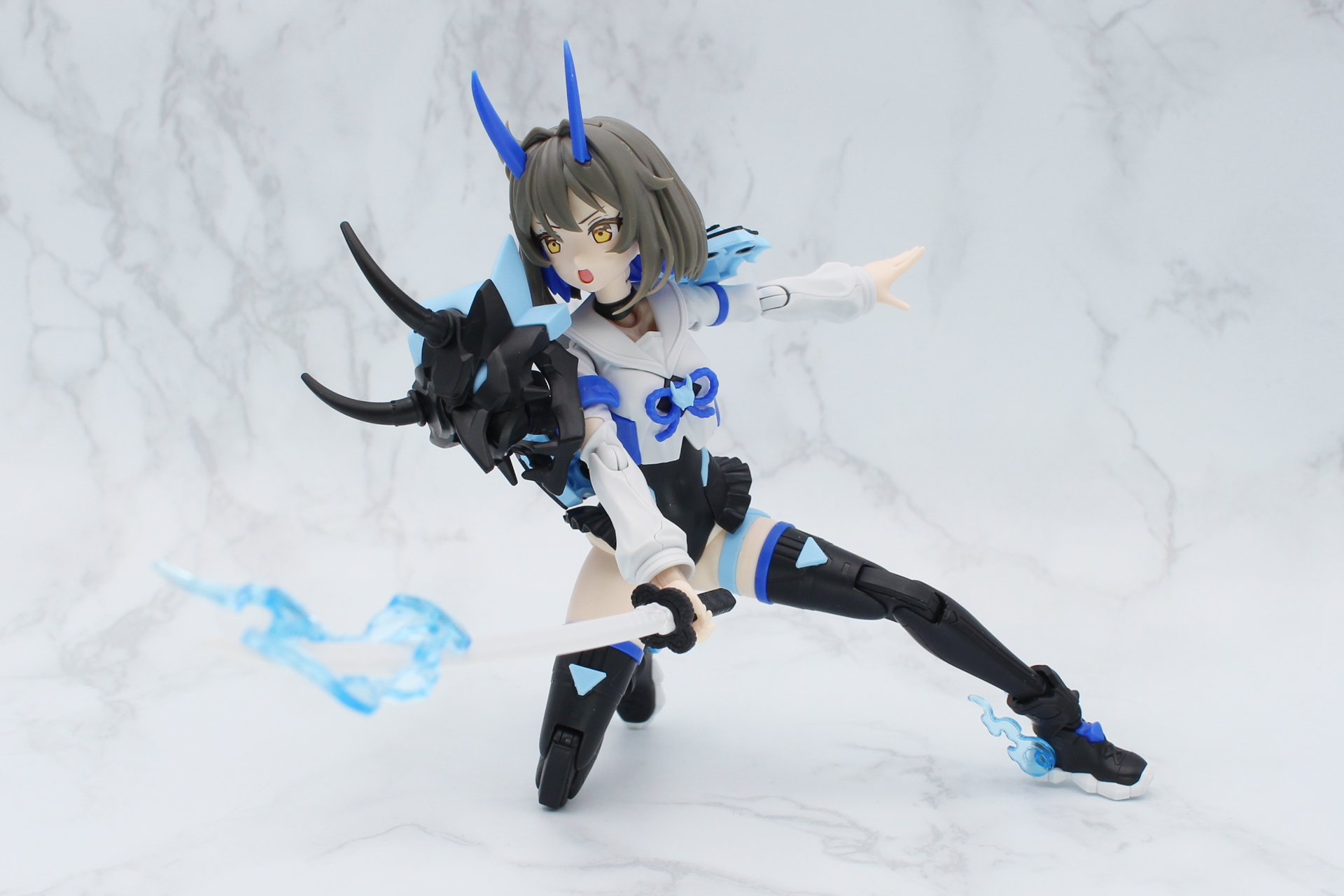 素体の可動範囲は30MS準拠なのでよく動き、武器の刀は格好いいポーズがバッチリ決まる