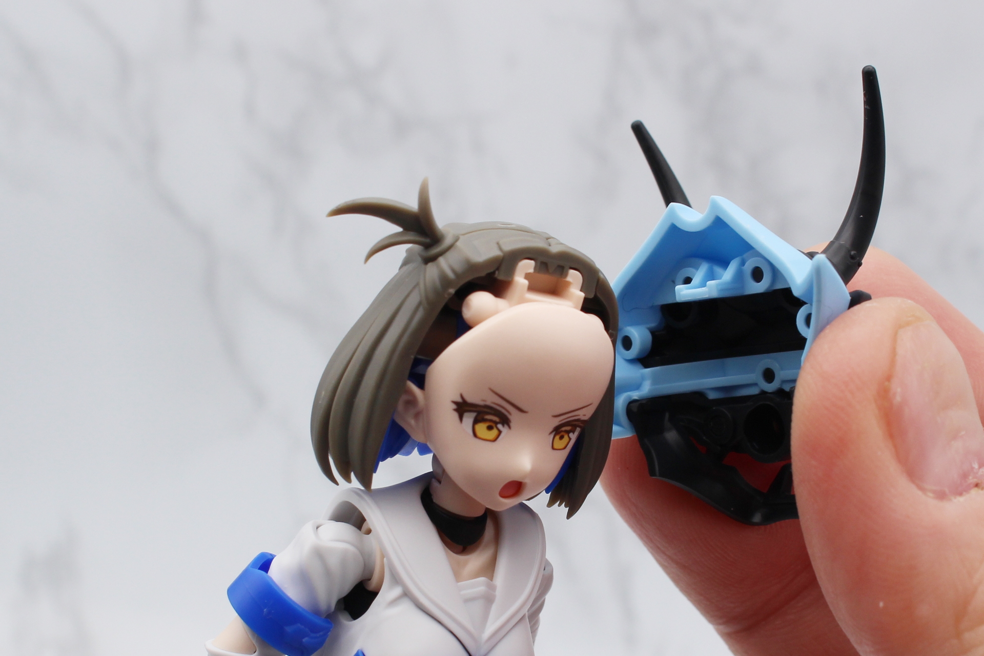 鬼の面を取り付けるときは、前髪パーツを外す