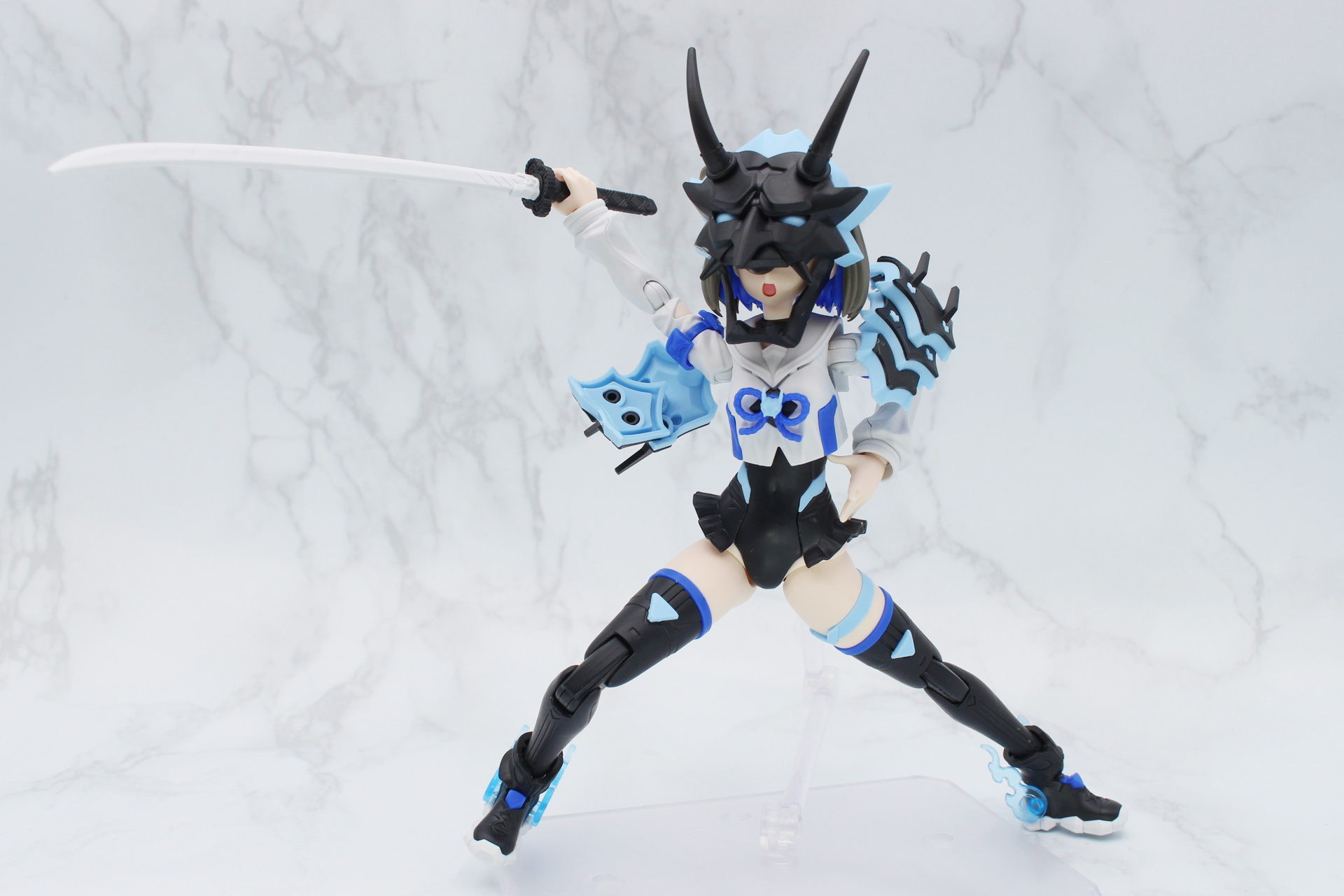 鬼の力を発揮するソウレイ、といったイメージだろうか。この写真では背中側のアーマーはジョイントを外し右肩に取り付けている