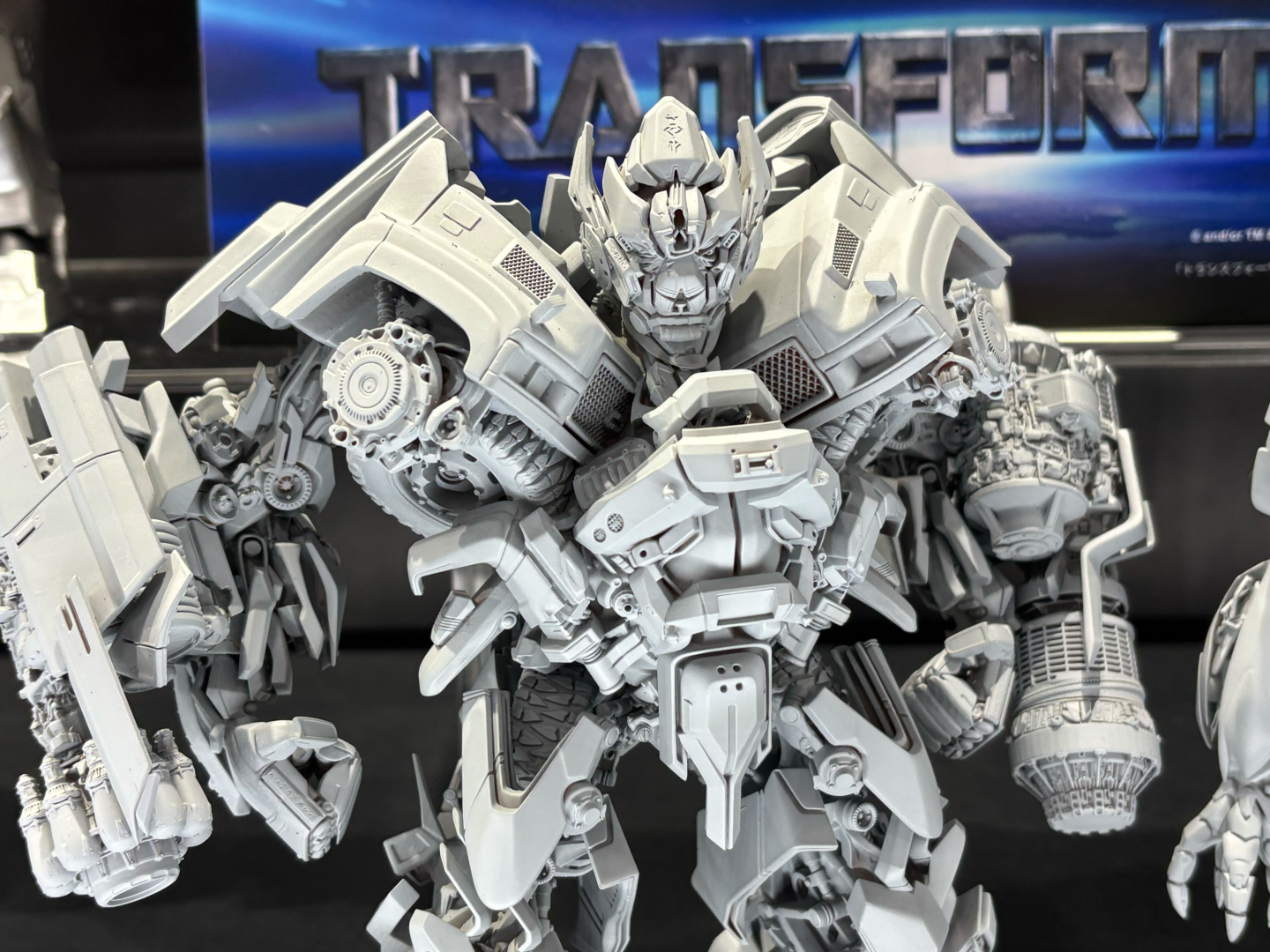 「DLX アイアンハイド」