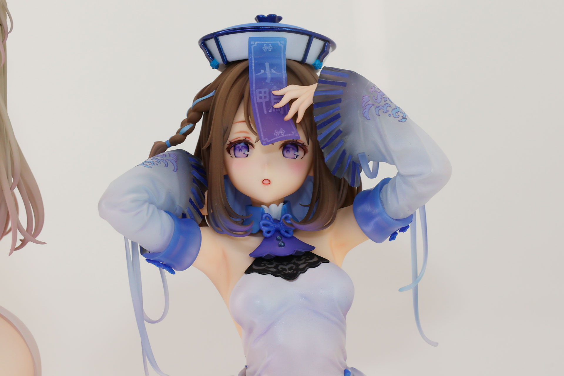 こちらは1/7スケールフィギュアのキョンシーの女の子」だ