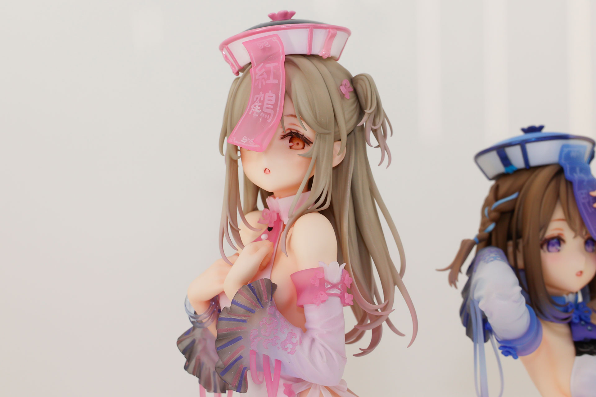 こちらは1/7スケールフィギュアのキョンシーの女の子」だ