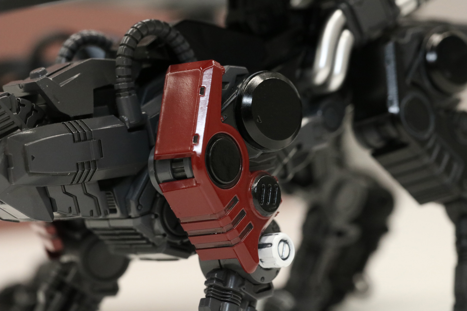 肩アーマーの黒い丸のデザインは塗装で再現