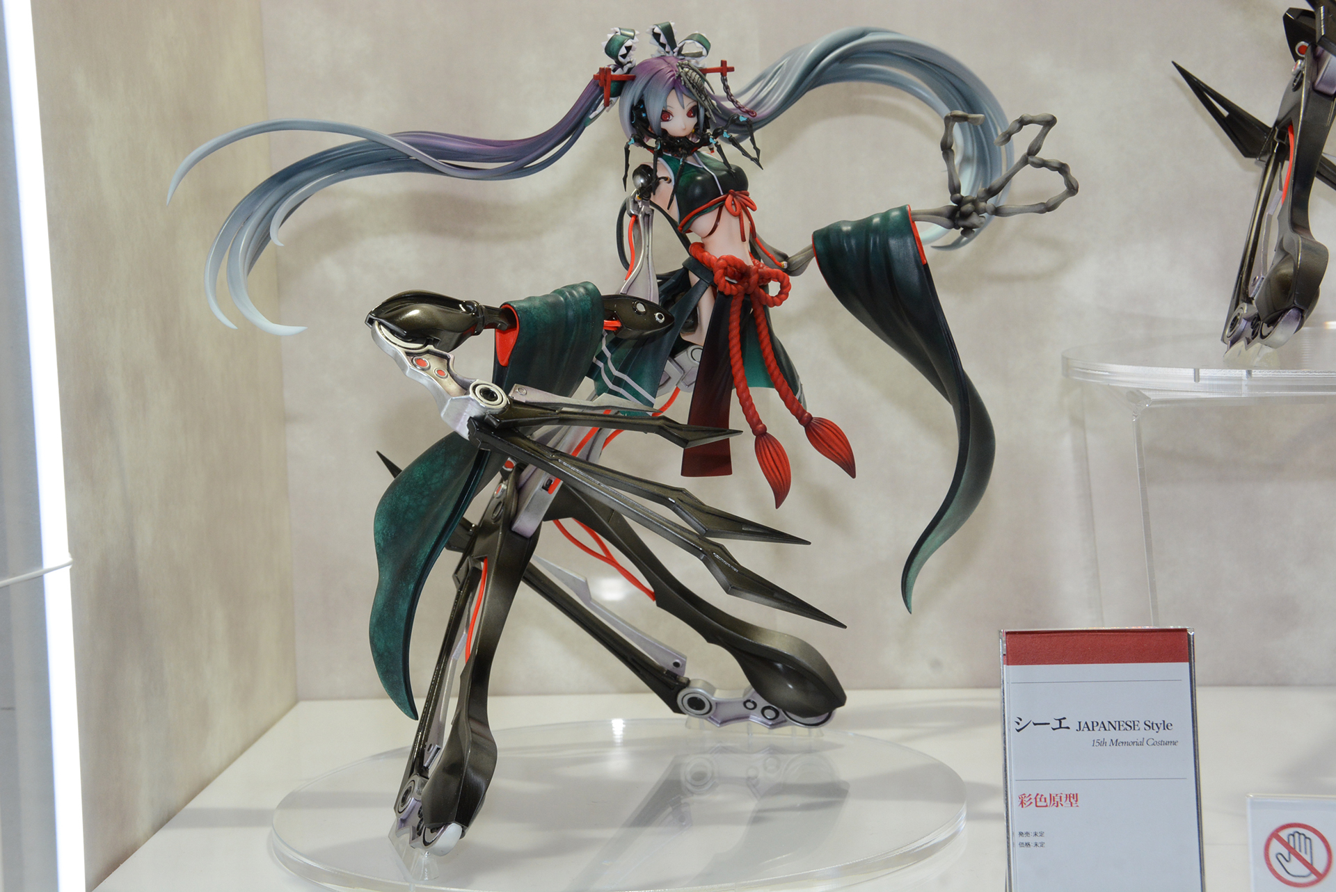 イラストレーターのDeino氏が創作したキャラクター「シーエ」のフィギュア。発売日、価格は未定。非常に印象に残るシルエットだ