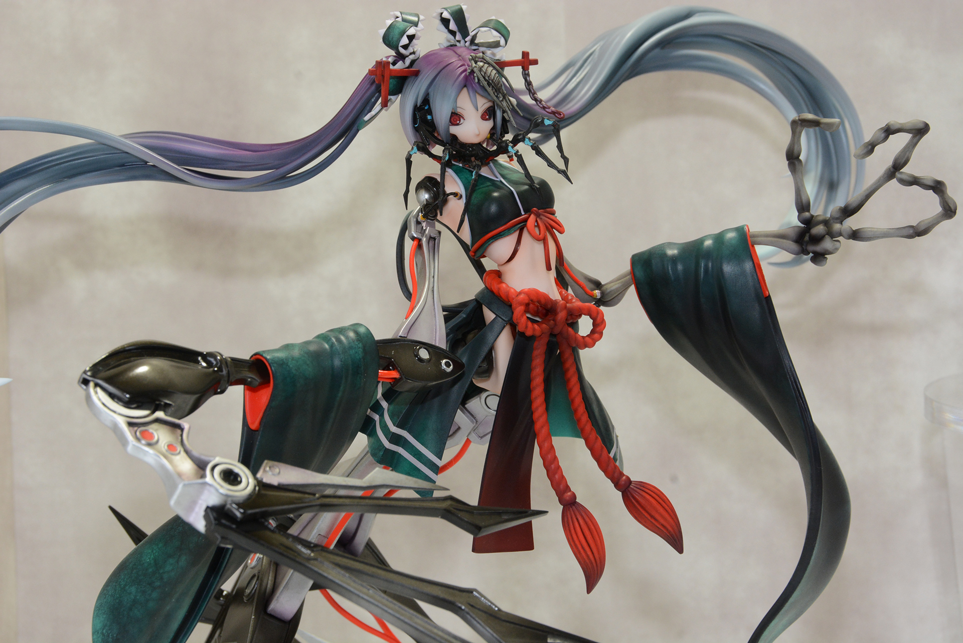 華奢な体に接続された巨大な四肢。シーエには様々なバリエーションがあり、ユニオンクリエイティブは過去にもシーエのフィギュアを発売しているが、デザインは大きく異なる今回は「アンバランスさ」が大きなテーマになる