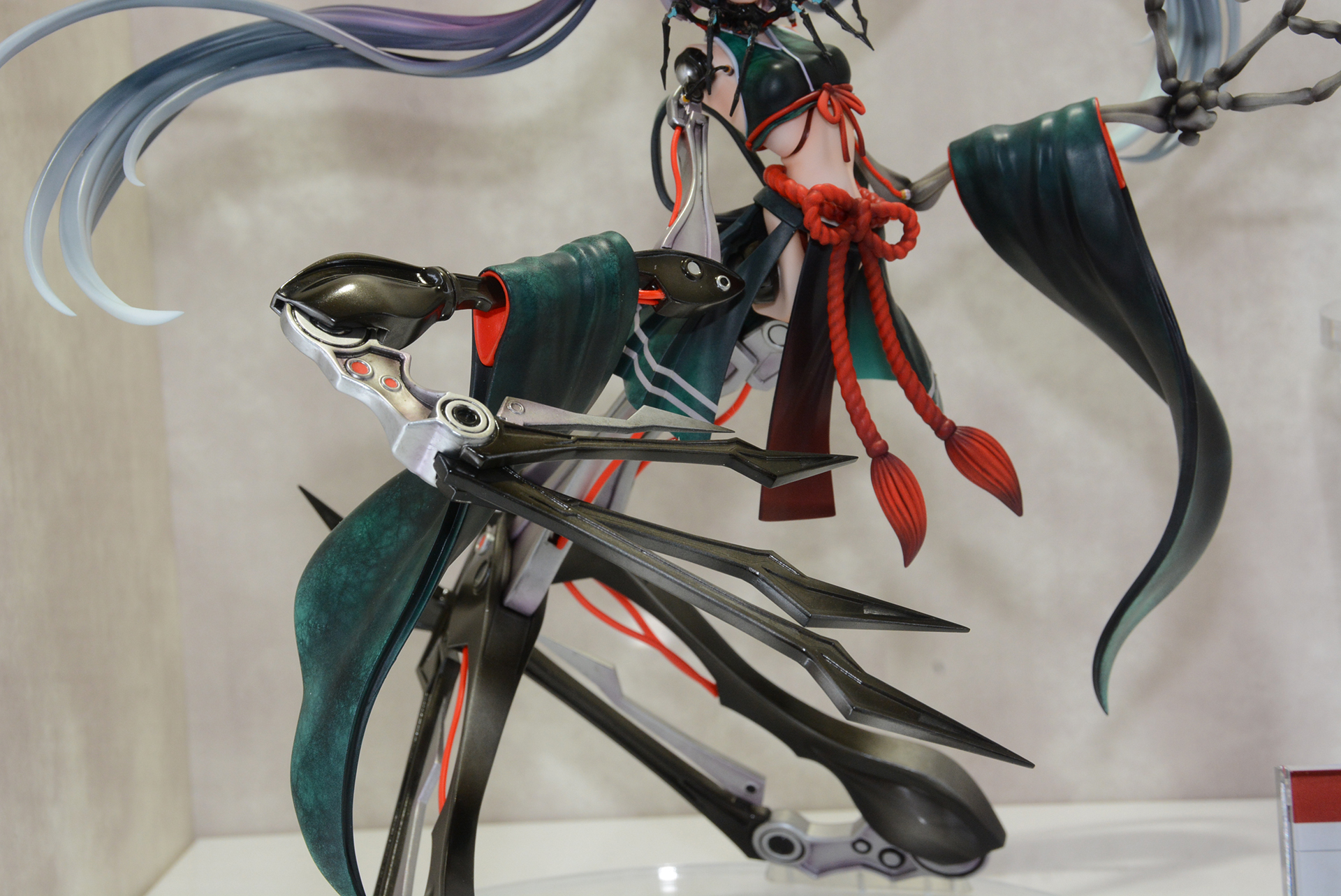 巨大なクローのような右腕