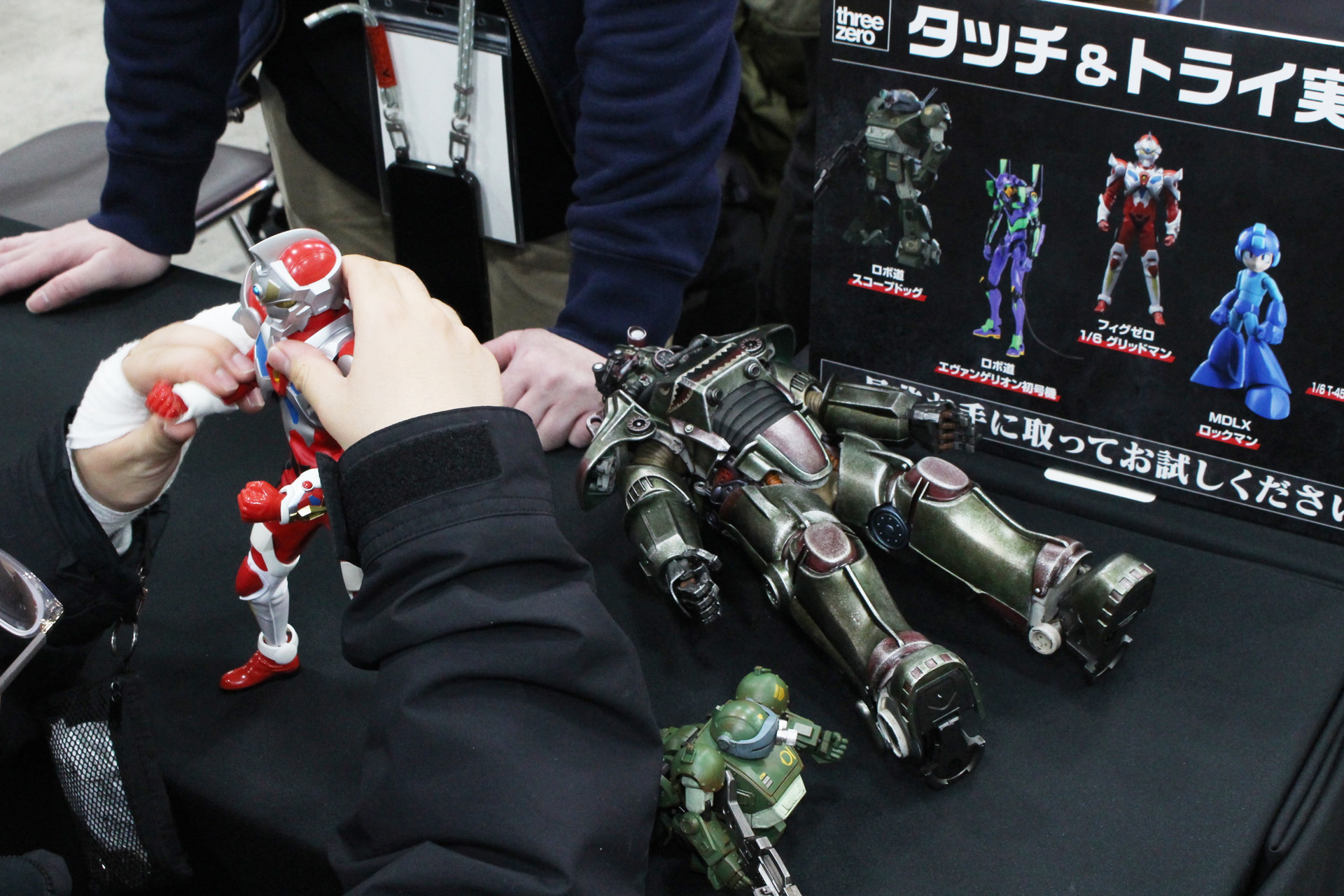 おなじみのタッチ＆トライコーナーも設置し、同社の大型アクションフィギュアを実際に触ることができた