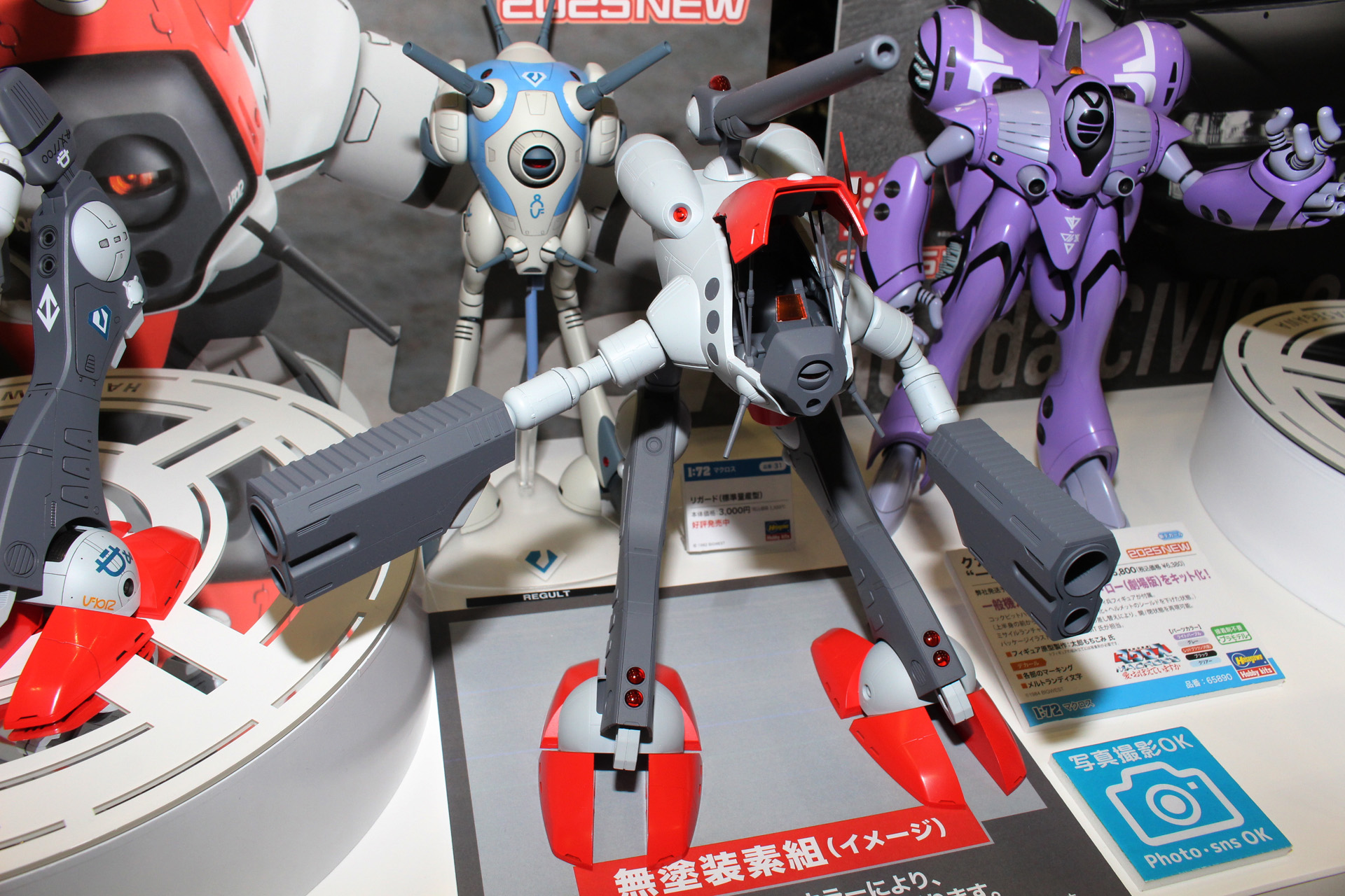 こちらは無塗装で組み立てた状態の完成見本。素組みでもここまでのクオリティに仕上がる