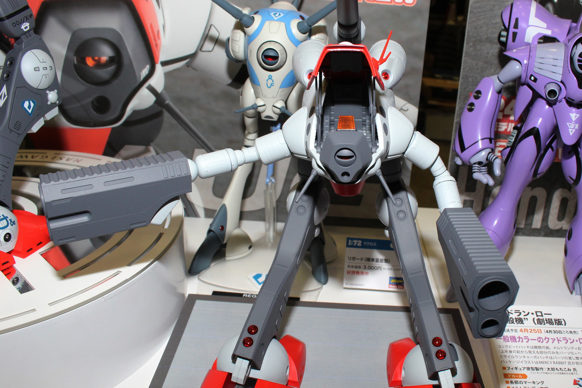 肘関節は差し替え式で、向かって左が伸ばした状態のパーツを使用したものだ