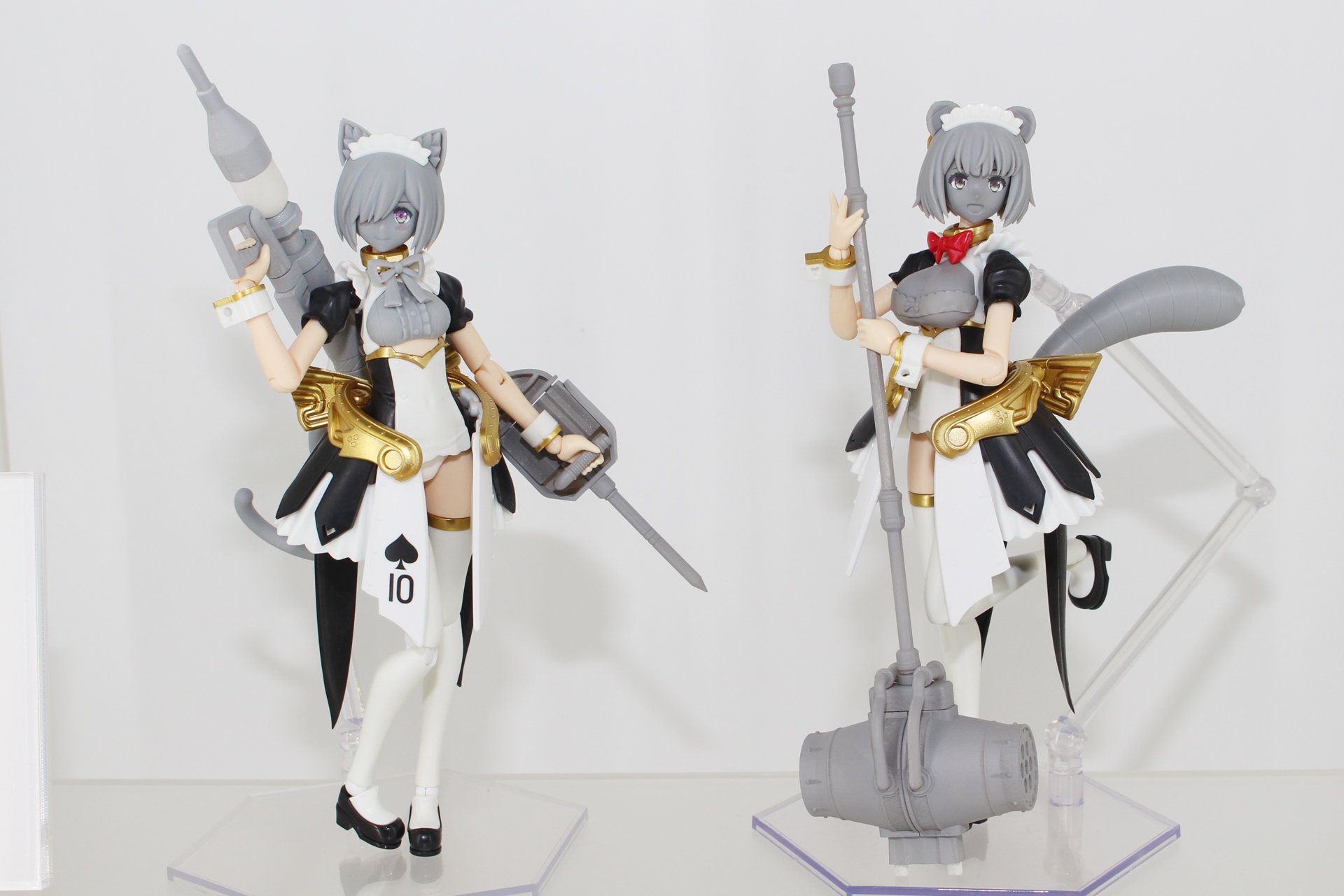 左から「メイドロイド・ロザリー」、「メイドロイド・ラクエル」