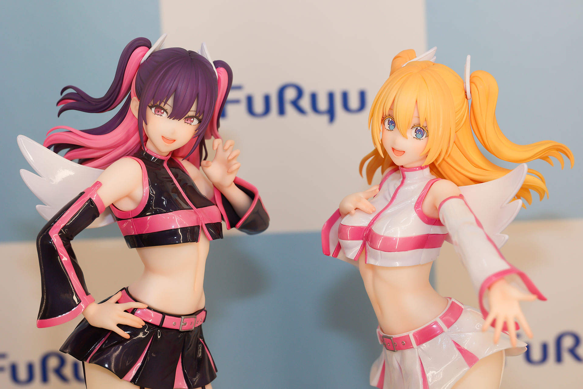 アニメ「2.5次元の誘惑」からリリサと美花莉のフィギュアも登場。展示されていたのはどちらも彩色原型だ