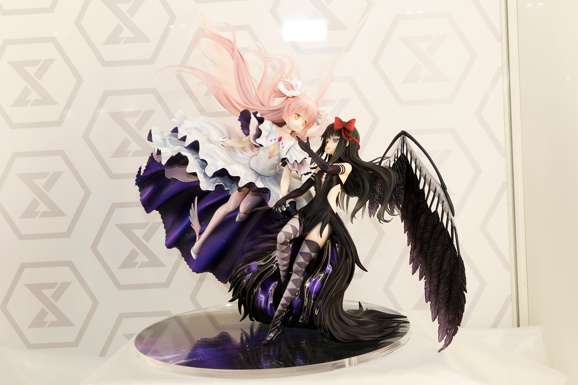 2025年9月に発売予定の1/7スケールフィギュア「アルティメットまどか＆悪魔ほむら」