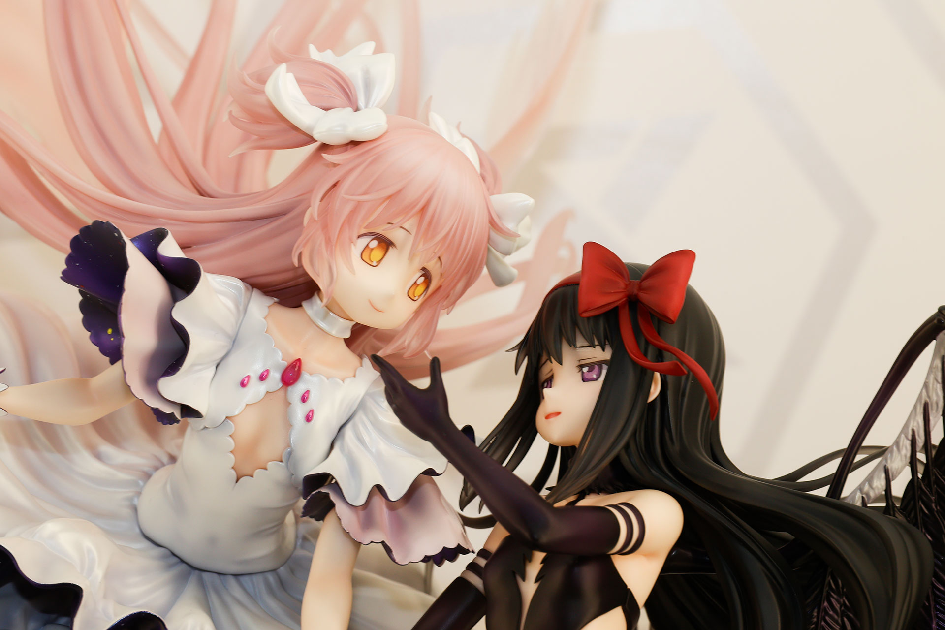 2025年9月に発売予定の1/7スケールフィギュア「アルティメットまどか＆悪魔ほむら」