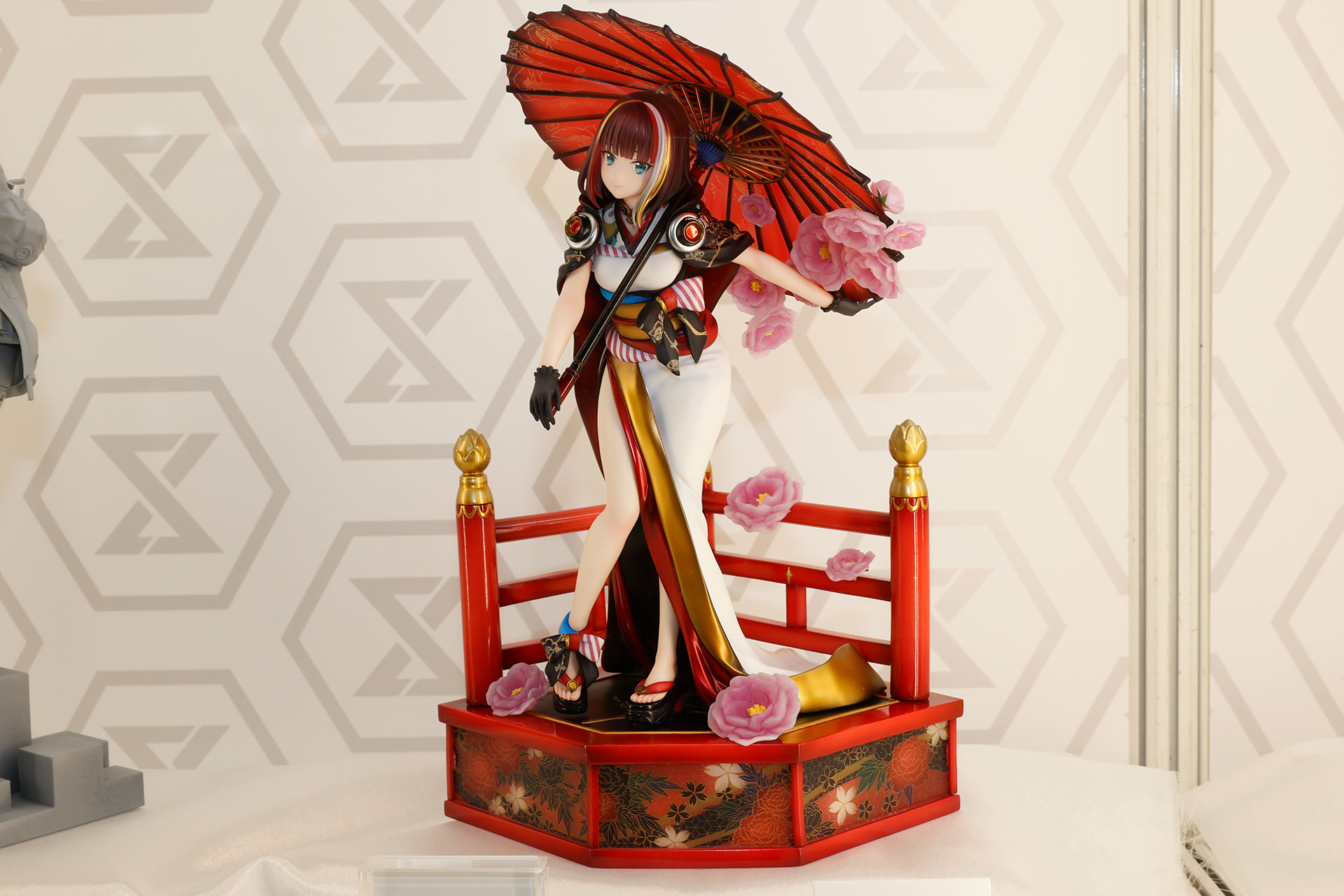 2025年9月に発売される1/7スケールフィギュアの「緋傘と牡丹 DX版」