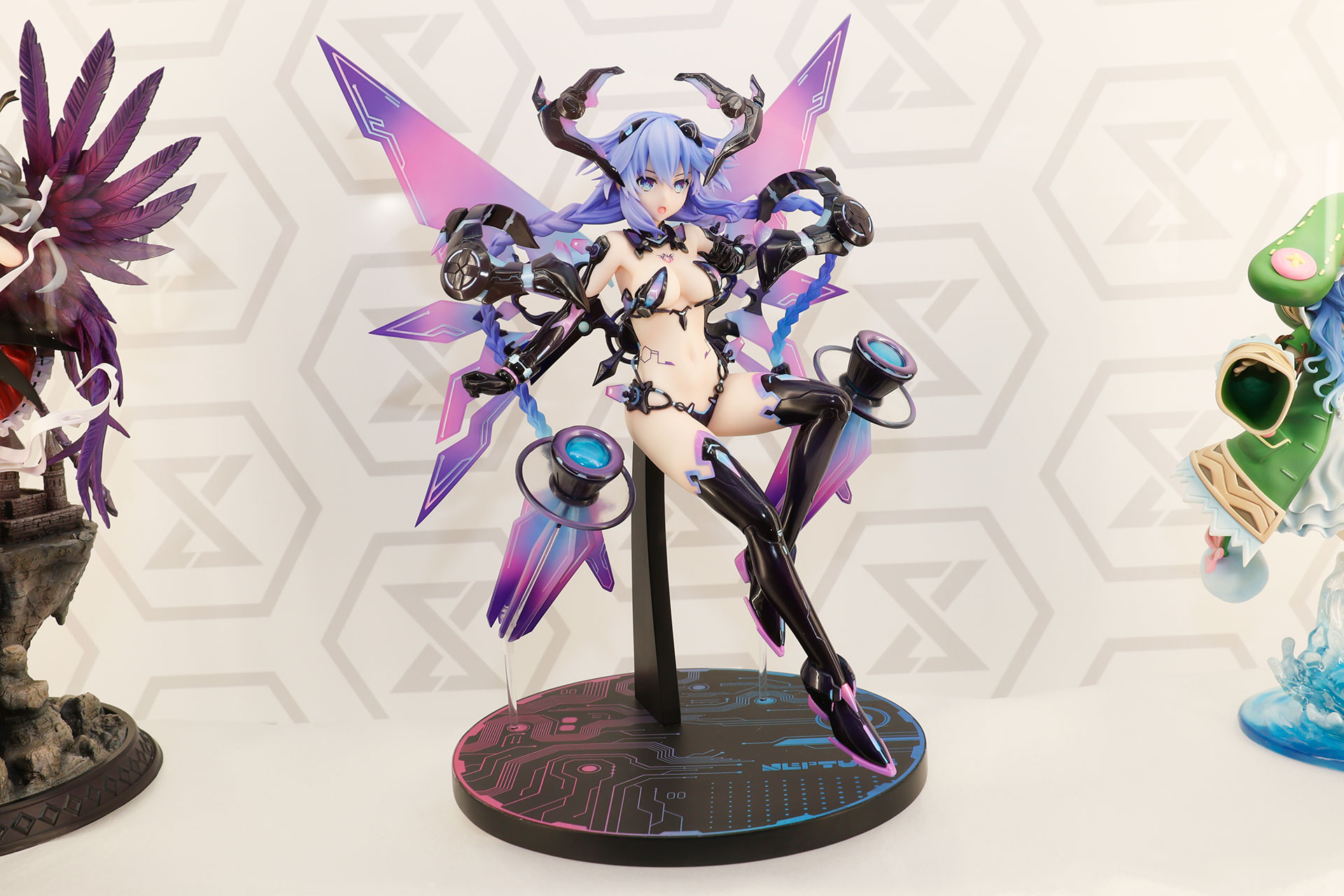 2025年11月に発売される1/7スケールフィギュアの「超次元ゲイム ネピテューヌ パープルハート［カオス］」