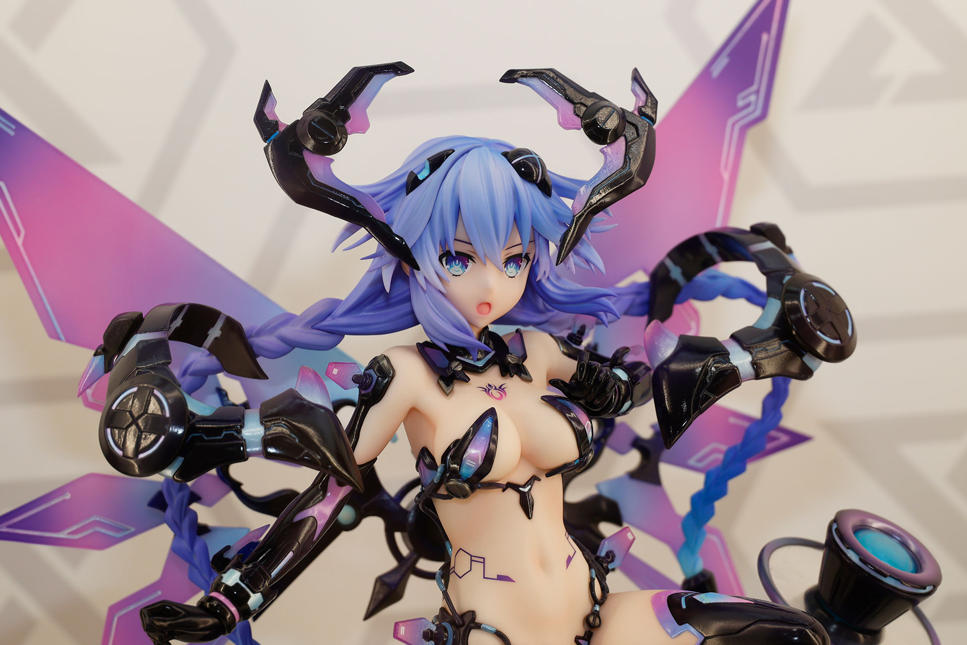2025年11月に発売される1/7スケールフィギュアの「超次元ゲイム ネピテューヌ パープルハート［カオス］」