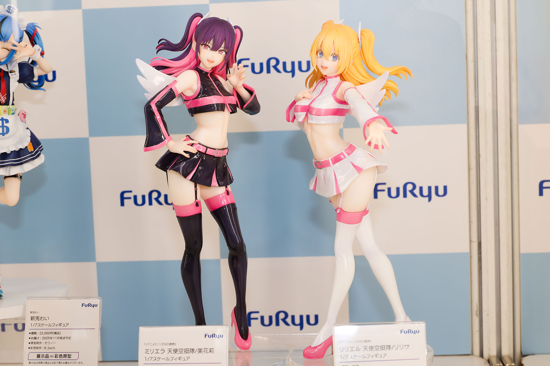 アニメ「2.5次元の誘惑」からリリサと美花莉のフィギュアも登場。展示されていたのはどちらも彩色原型だ
