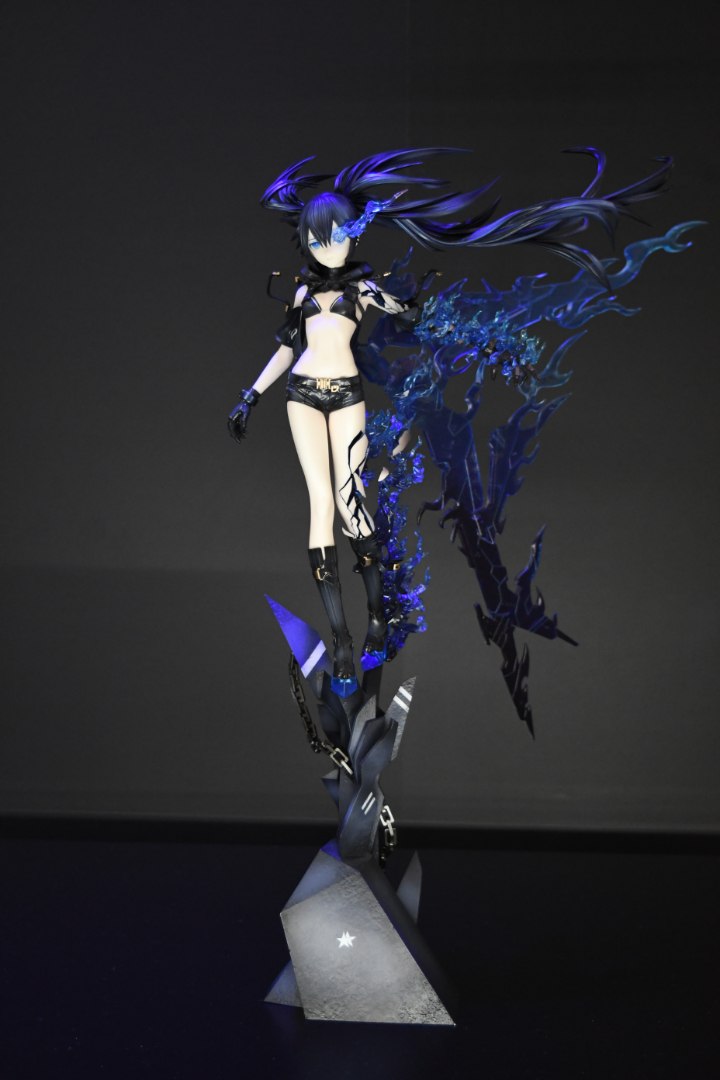 うねる炎と無機質な羽が違和感なく見事に融合している