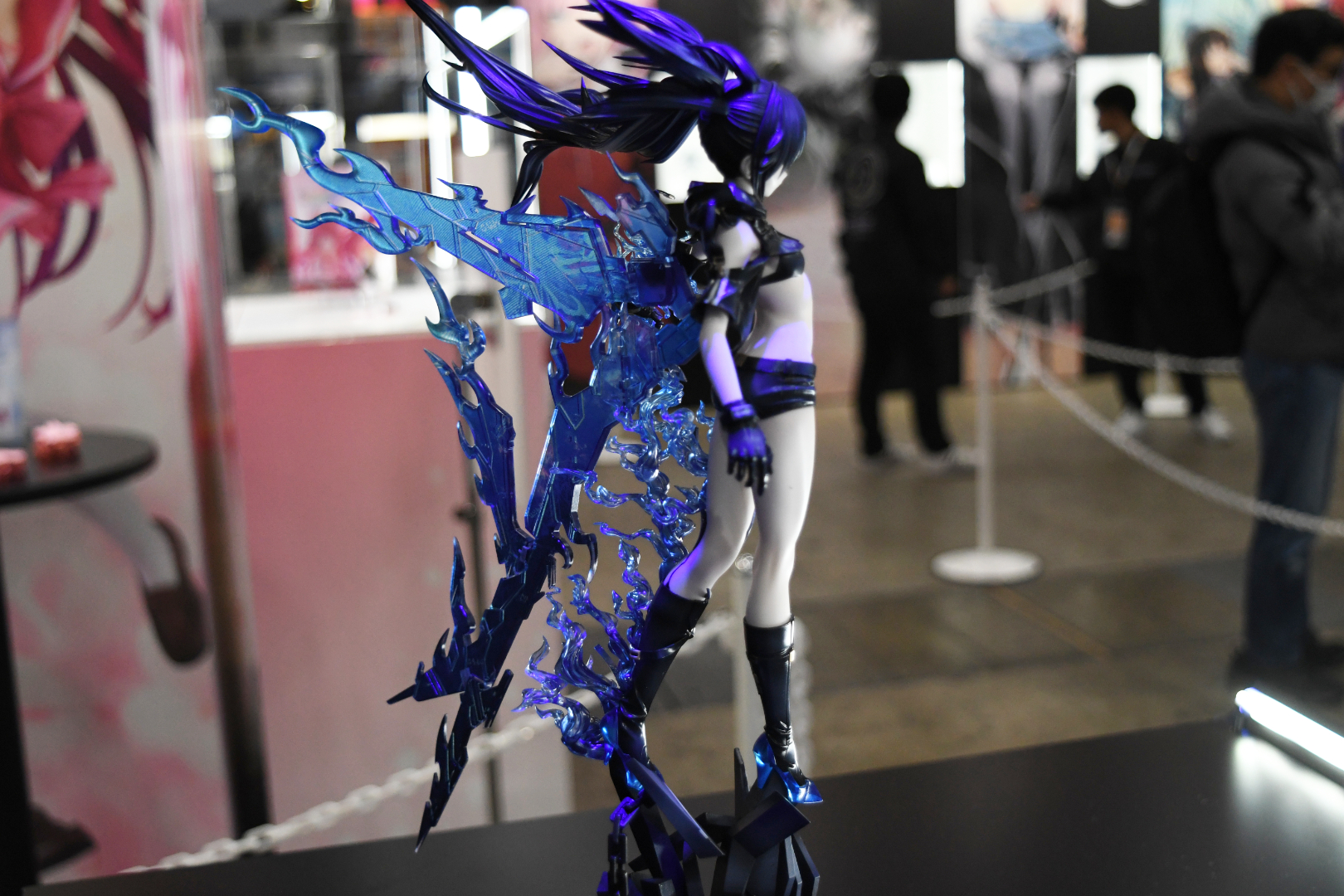 うねる炎と無機質な羽が違和感なく見事に融合している