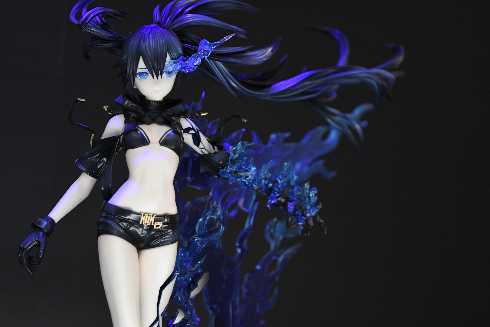 うねる炎と無機質な羽が違和感なく見事に融合している