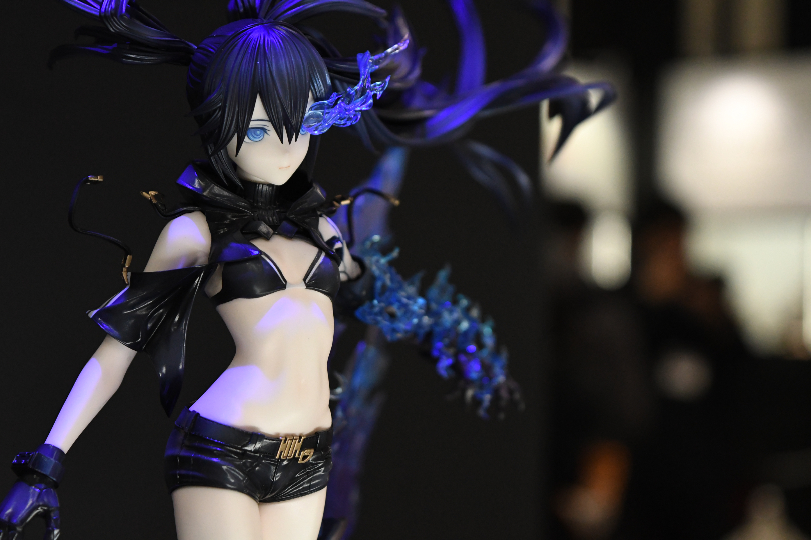 うねる炎と無機質な羽が違和感なく見事に融合している