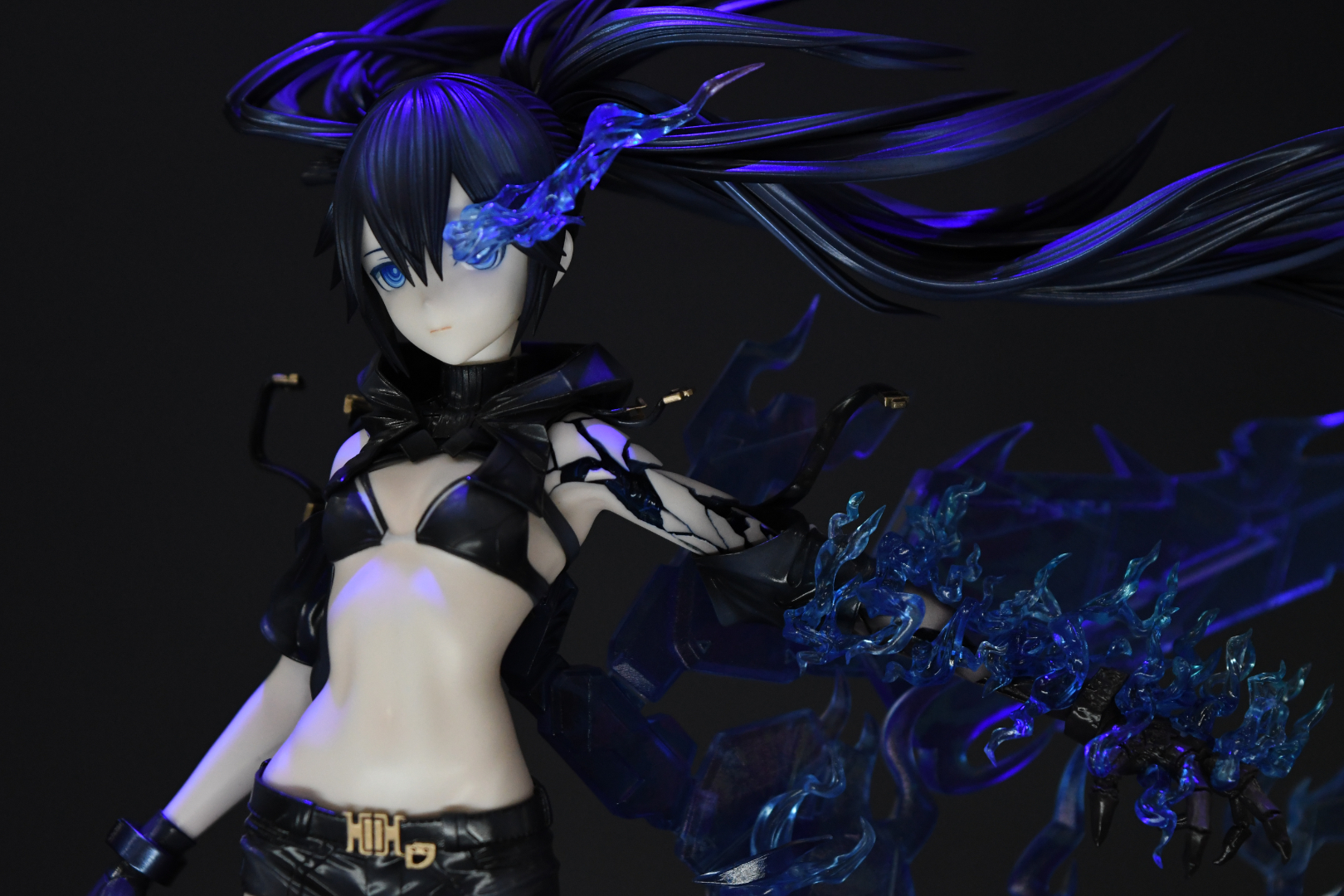 うねる炎と無機質な羽が違和感なく見事に融合している