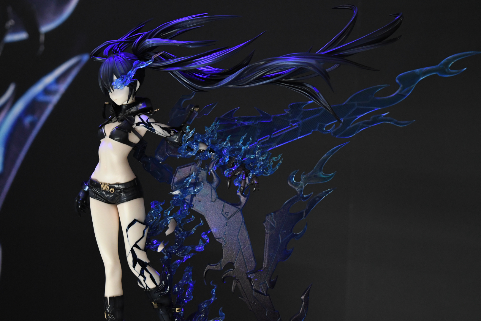 うねる炎と無機質な羽が違和感なく見事に融合している