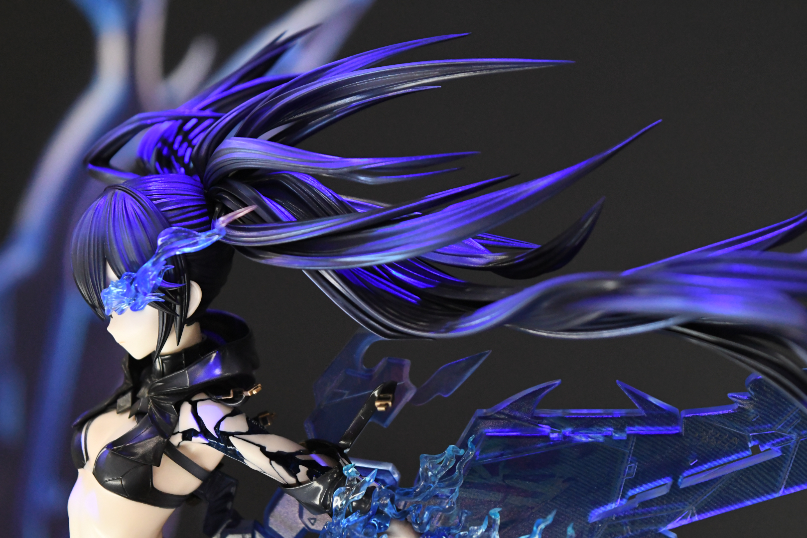 うねる炎と無機質な羽が違和感なく見事に融合している