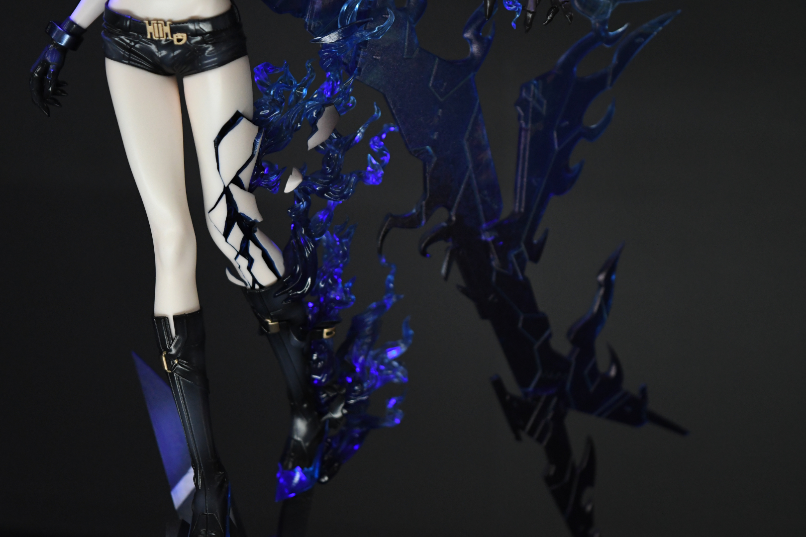 うねる炎と無機質な羽が違和感なく見事に融合している