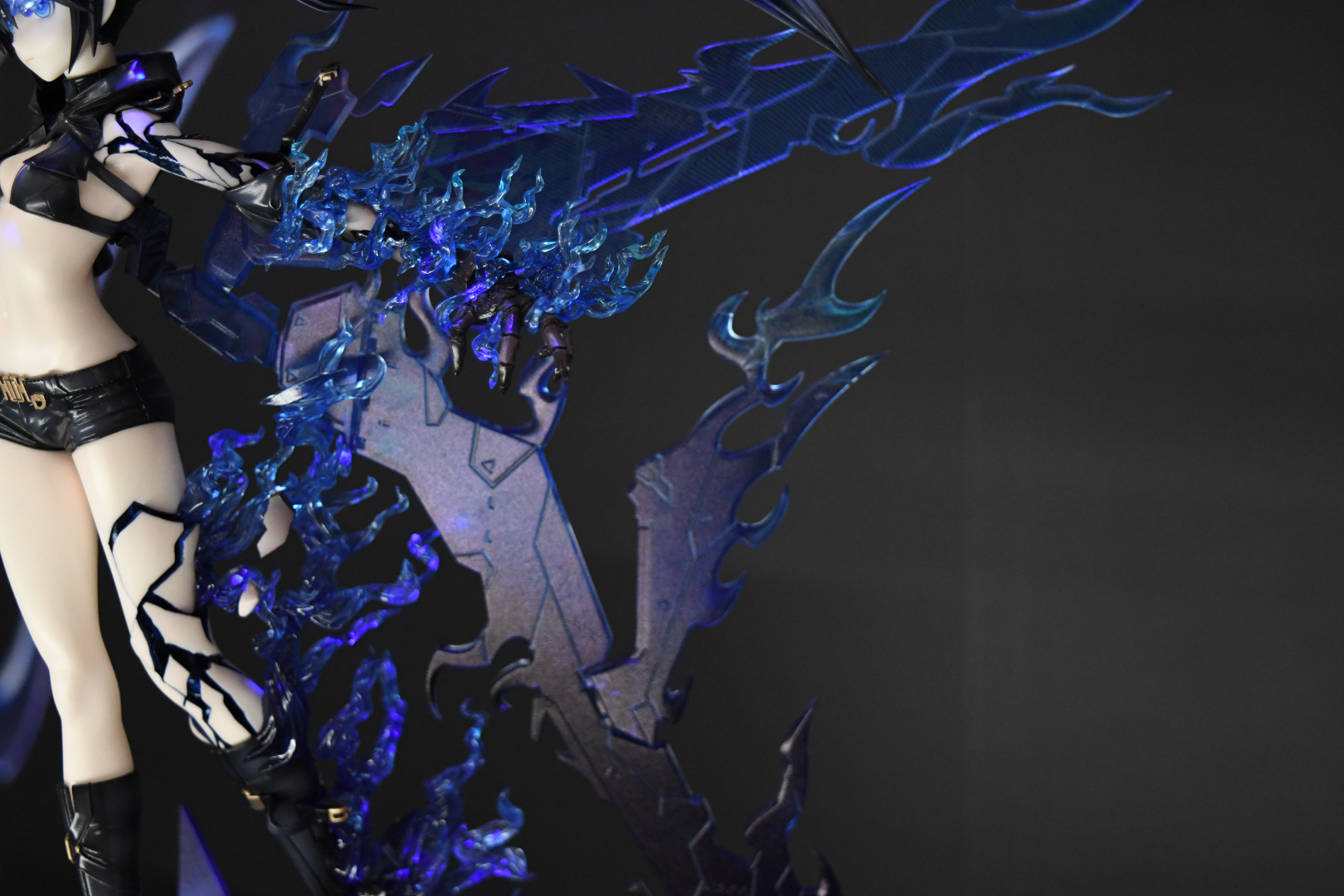 うねる炎と無機質な羽が違和感なく見事に融合している