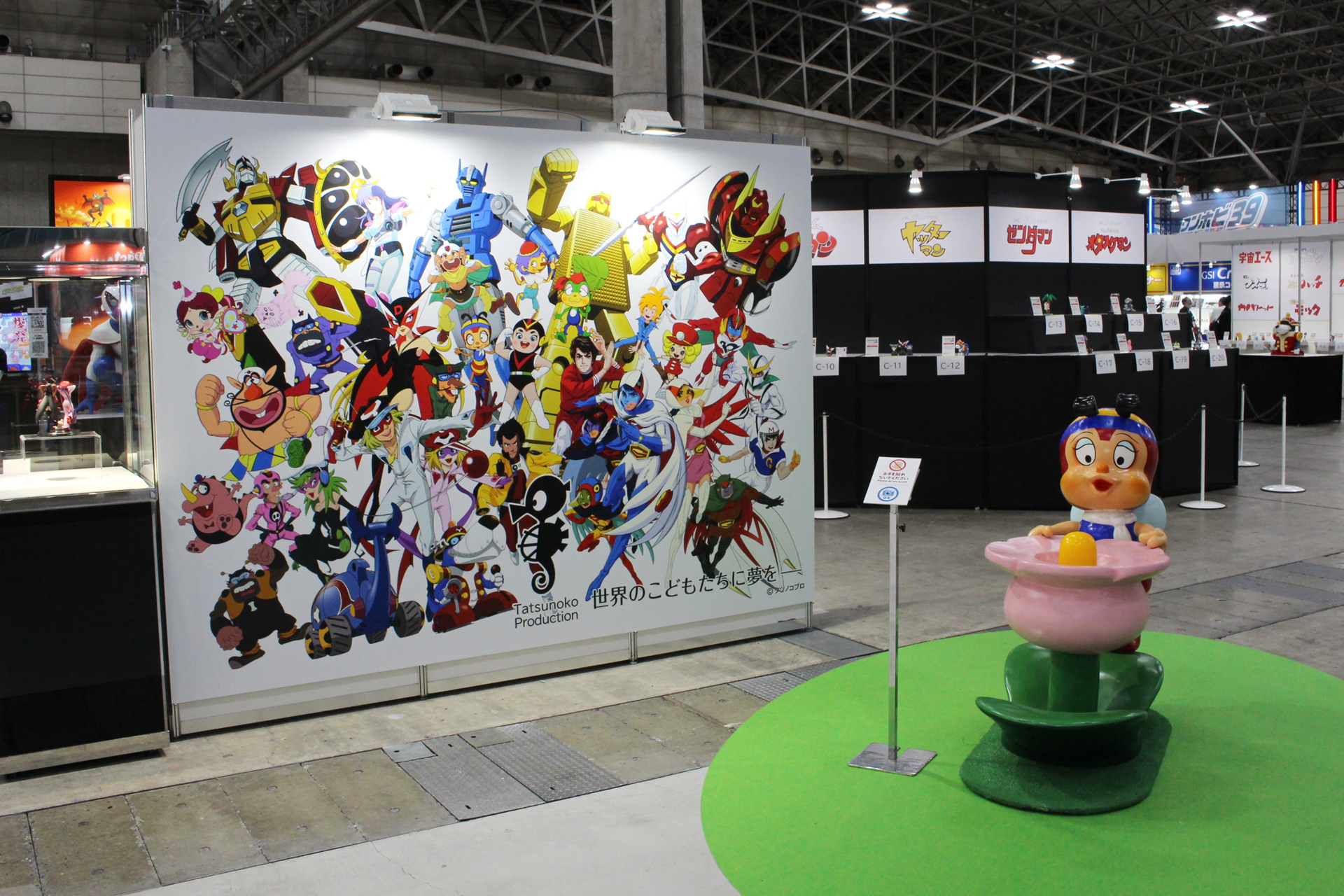 タツノコワンフェスの展示コーナー。人気キャラクターが集うビジュアルとともに、大型のスタチューが展示。写真右に見えるのは「昆虫物語 みなしごハッチ」の造形