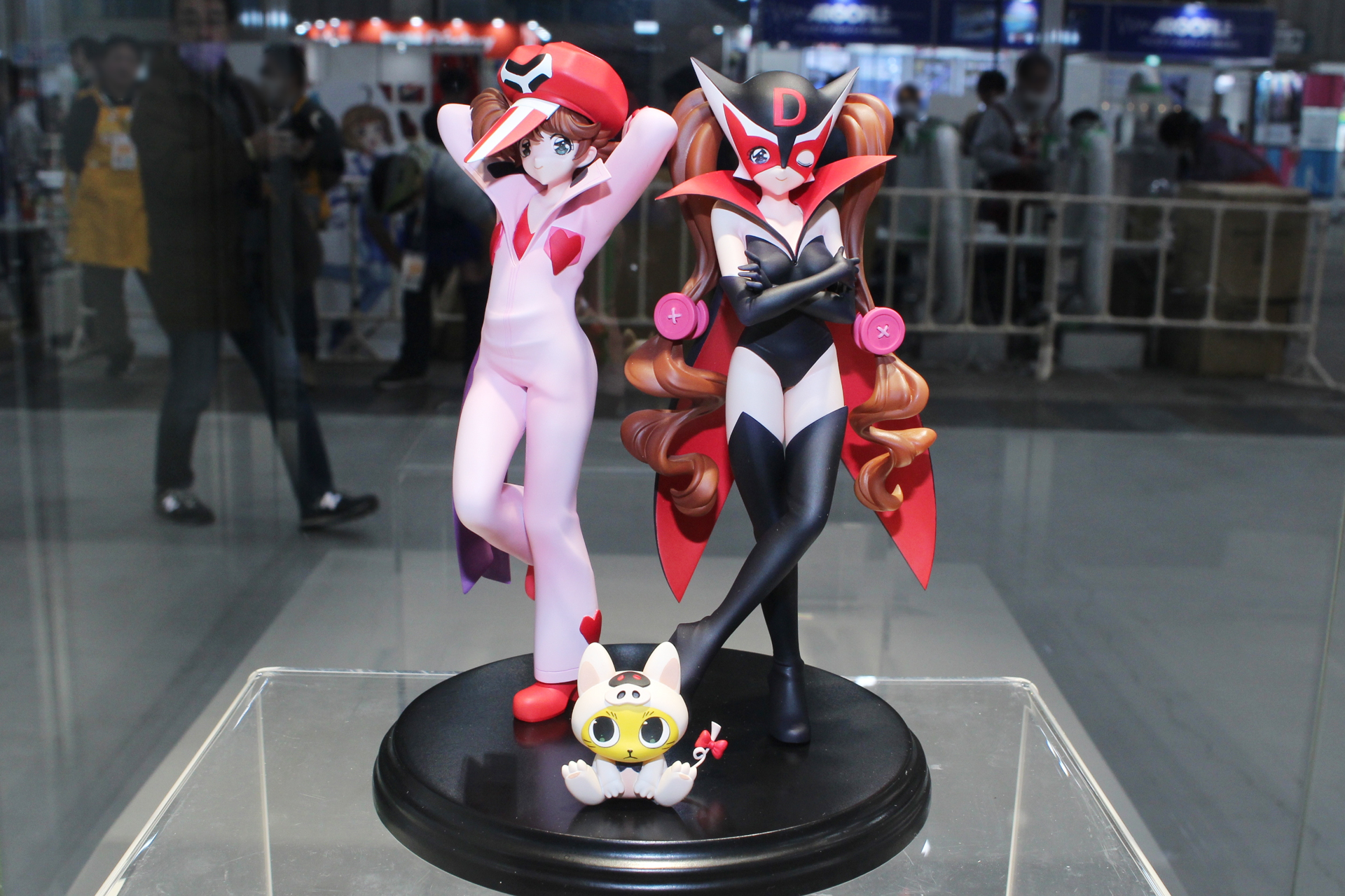 生誕50年の「タイムボカンシリーズ」をフィーチャー。イラストレーター陽子氏と造形師の宮川武氏によって「ワンダちゃん＆リセットちゃん＆カットくん」もタツノコキャラの姿に