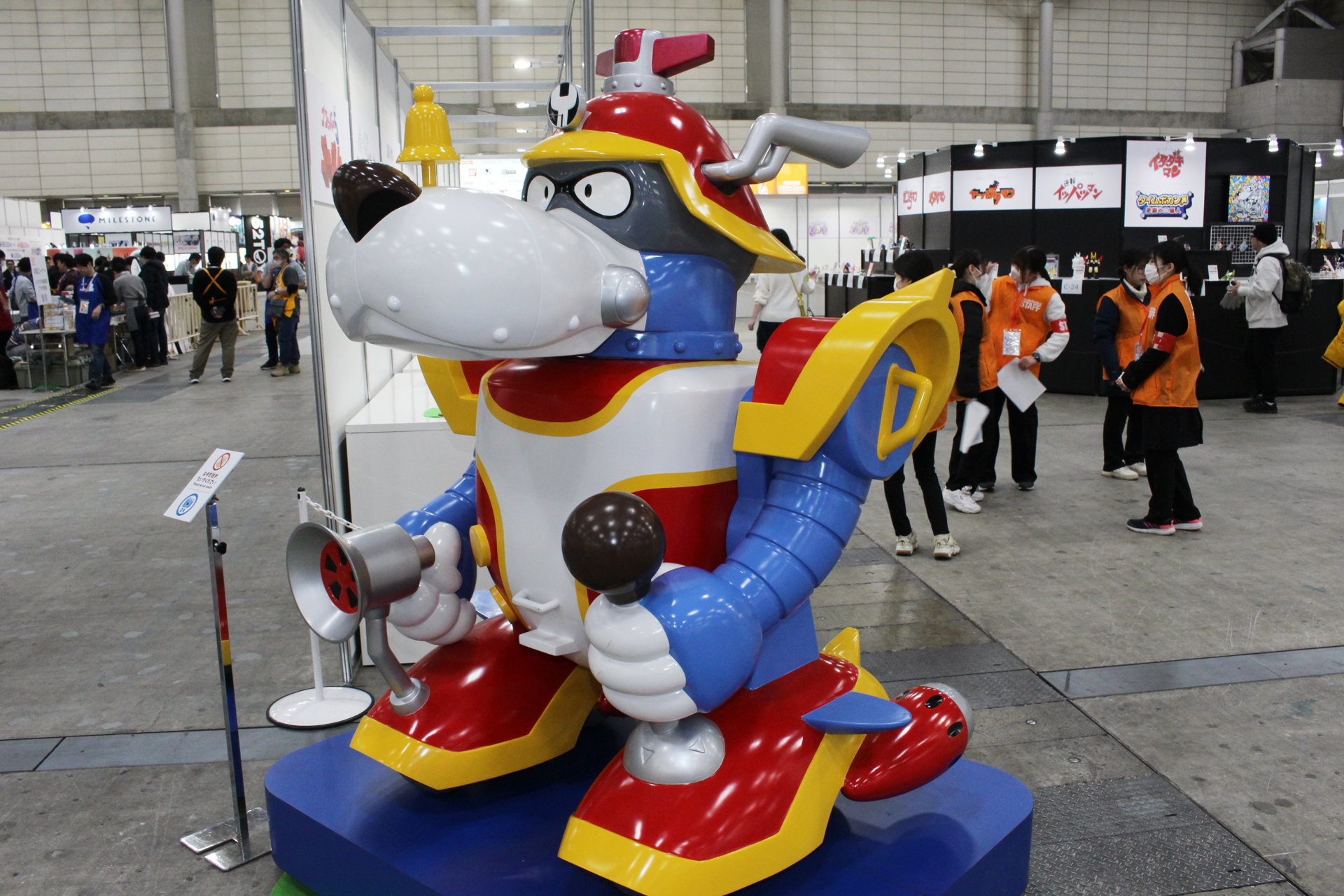 「ヤッターマン」のヤッターワンのスタチュー