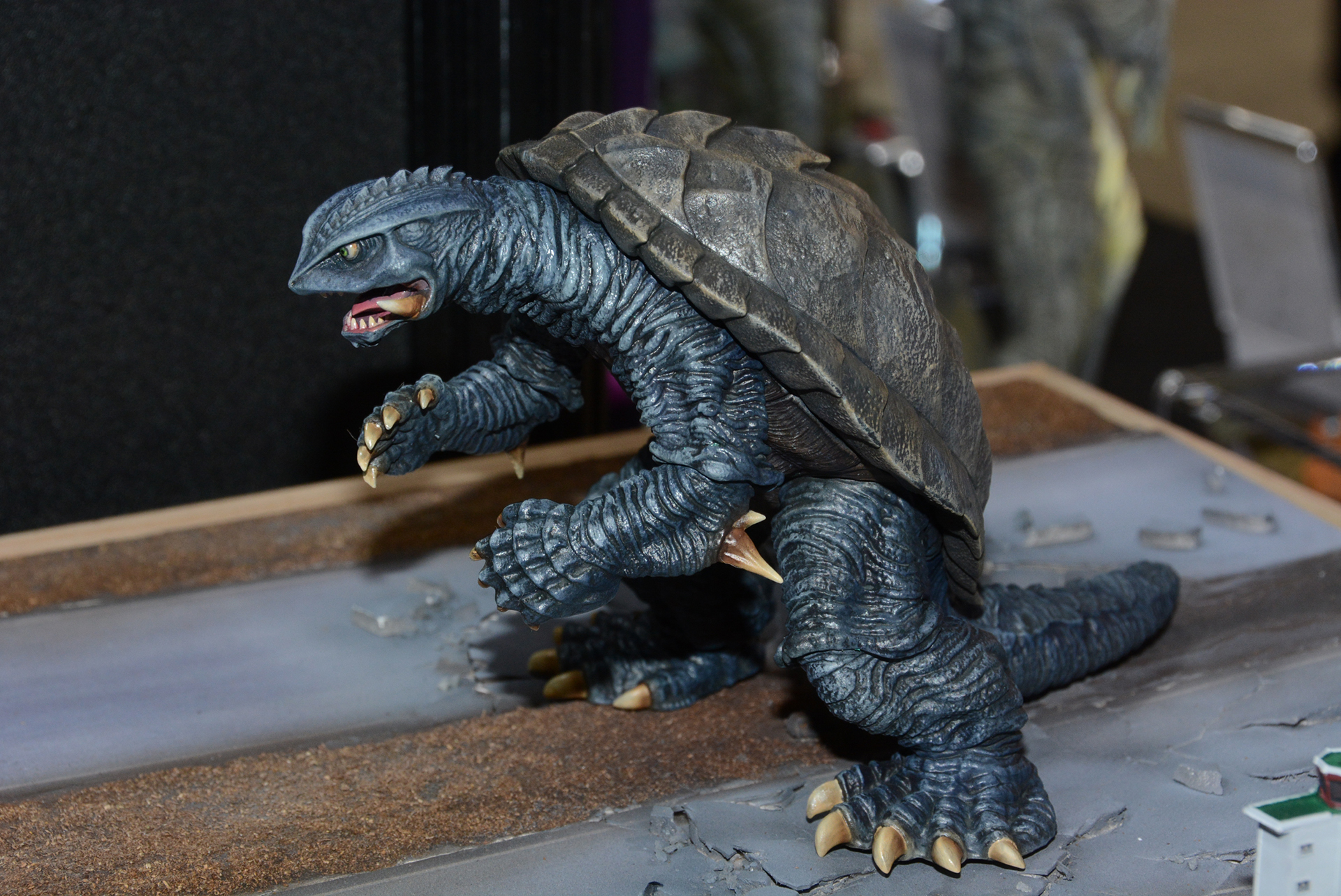 6月発売予定の「1/700スケール ガメラ(1996) プラスチックモデルキット」。価格は5,940円