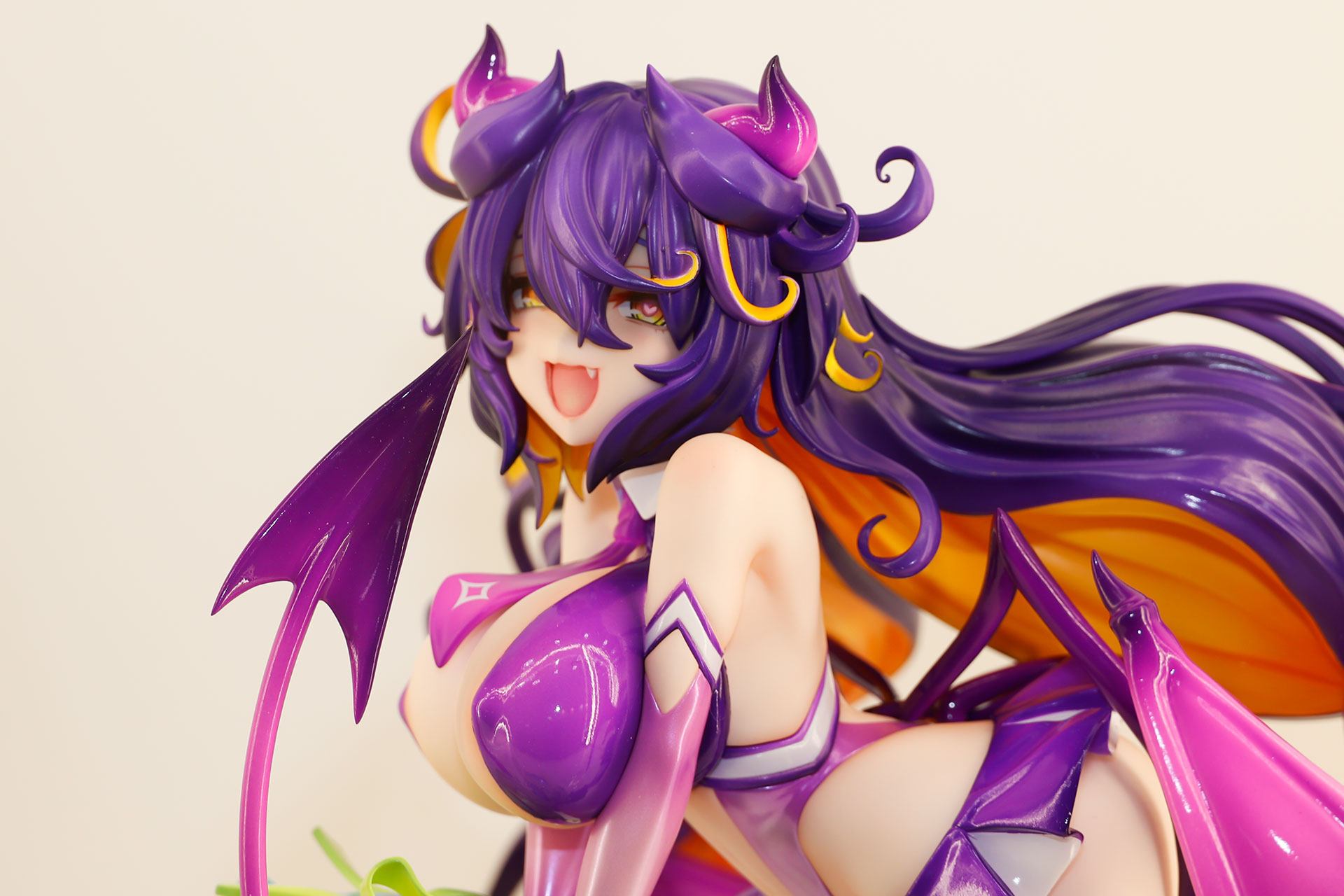 「ボンバーガール プルーン サキュバスチアコスVer.」がデコマスで展示