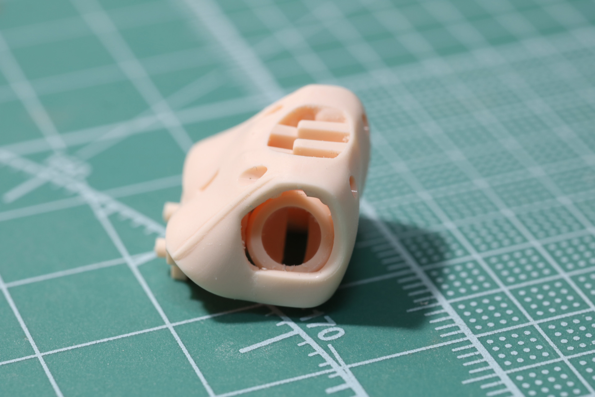 胸部の肌色部分は肩と脇の合わせ目を加工