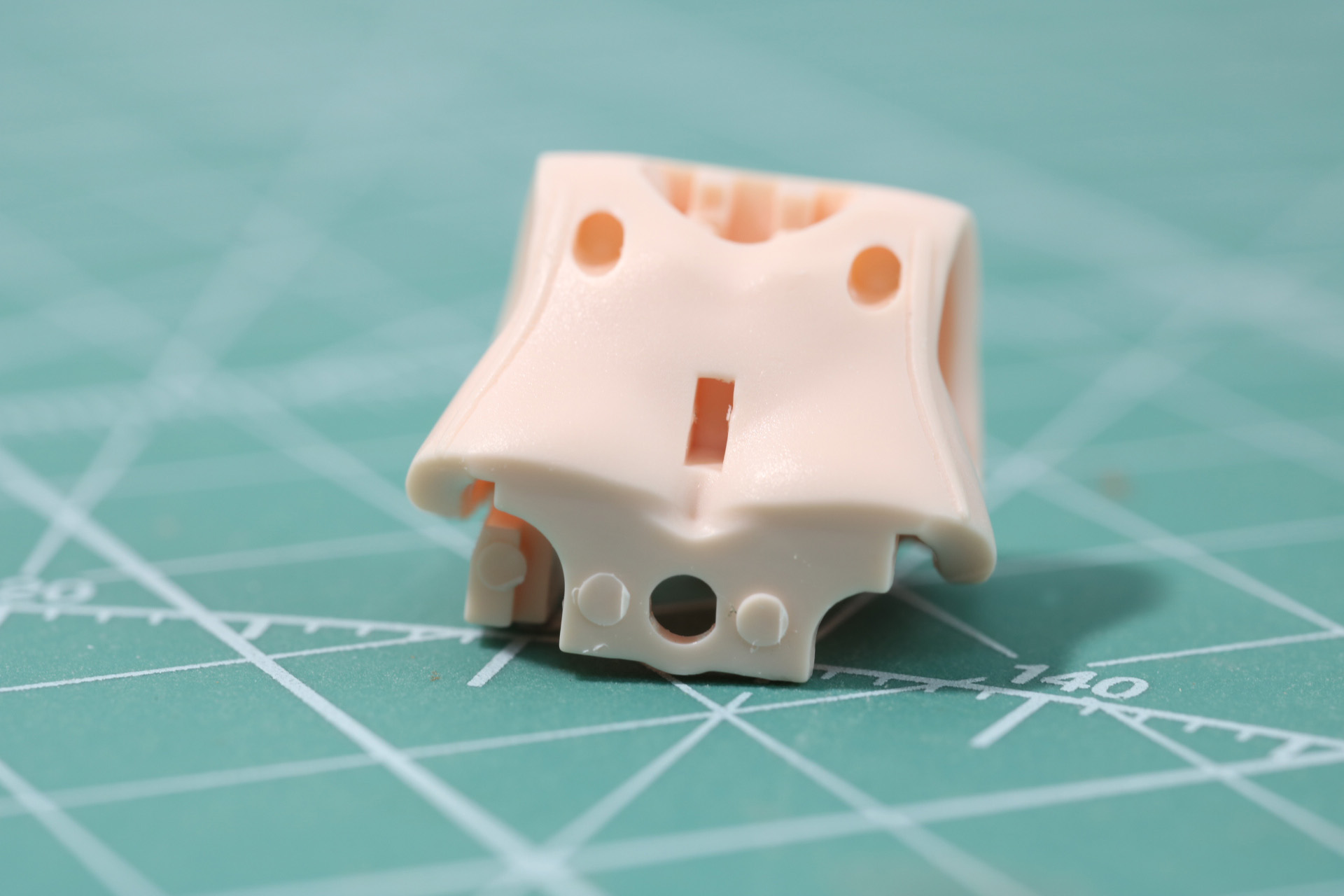 正面のピンはニッパーで切り落とし差し込みやすい形にする