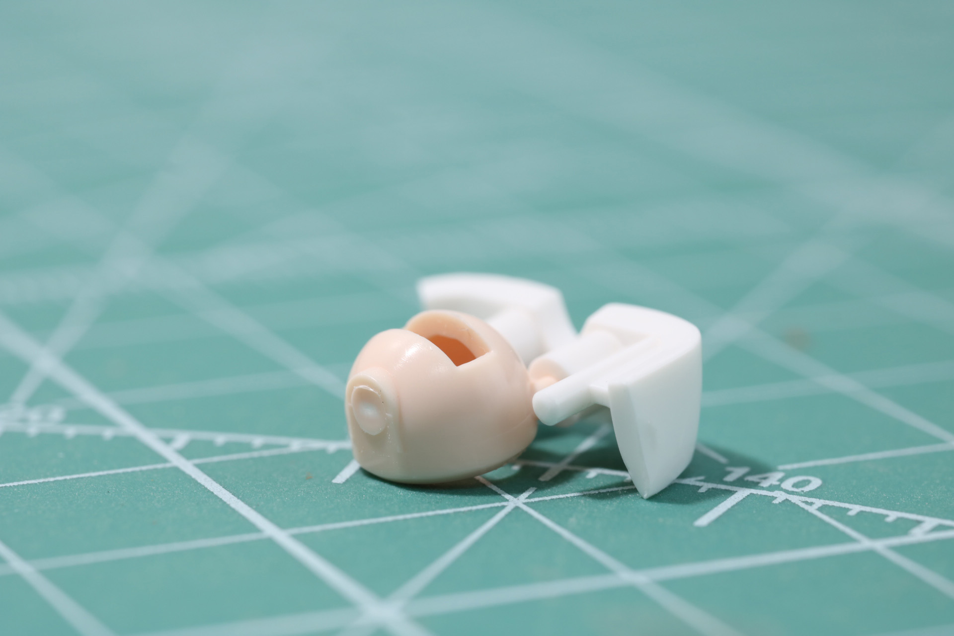 本来肌色部分のダボ穴に差し込むピンを切り、あとは目しやすい形に