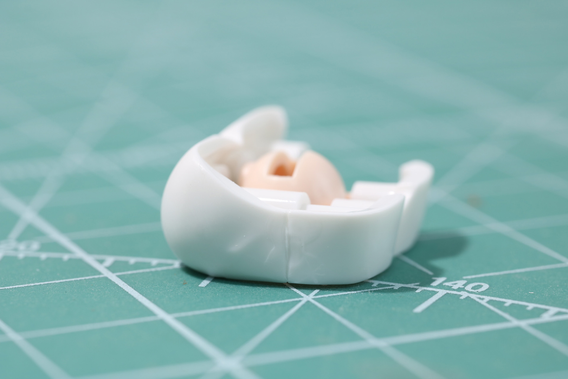 脇部分を接着剤で合わせ目を消していく