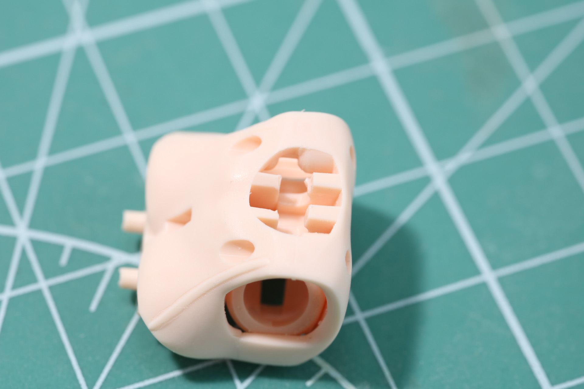 内部のパーツも一部切り、首パーツを後からいられらるように加工