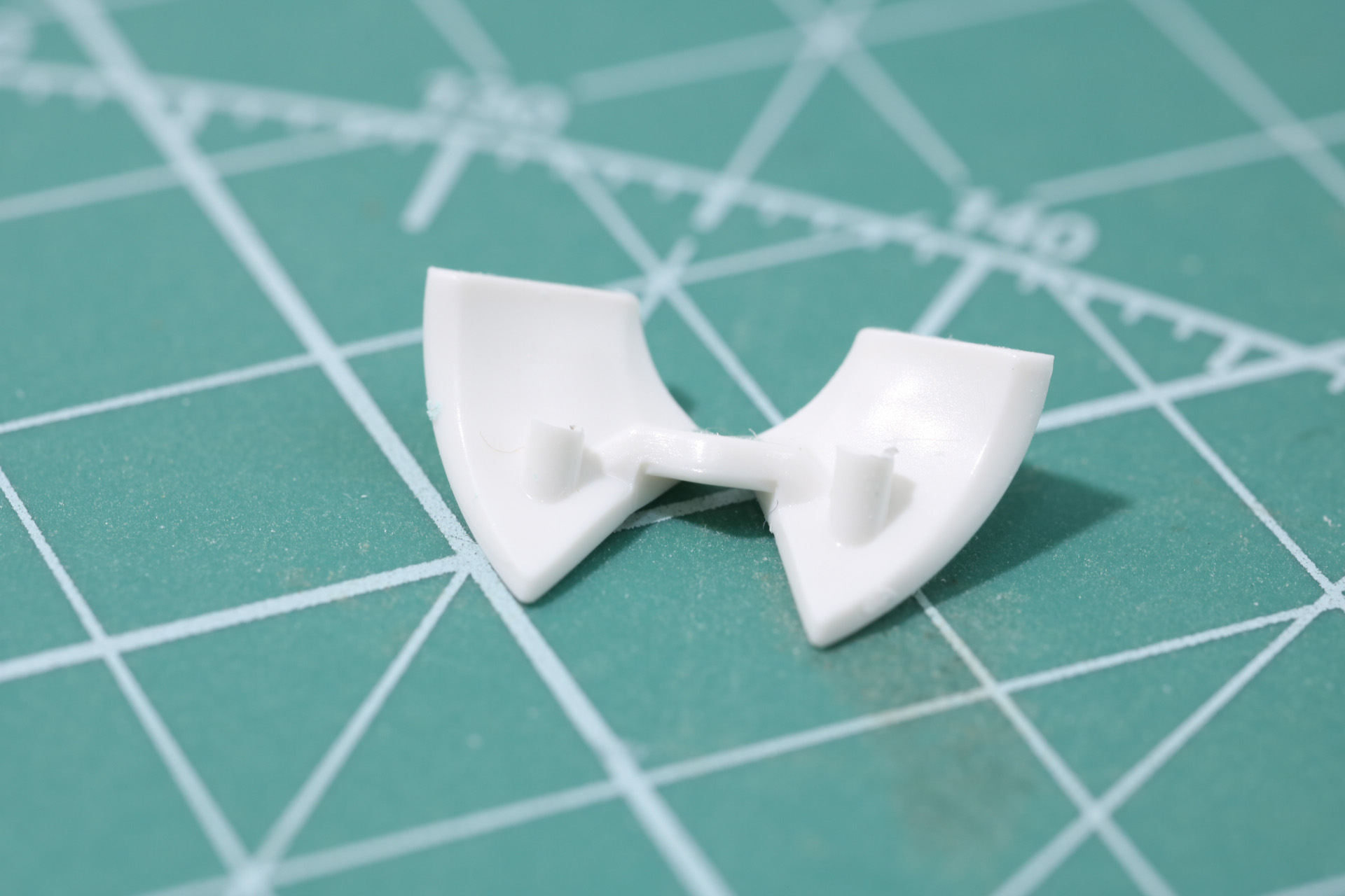 ケープ正面のピンは少し残すようにして切り落とす