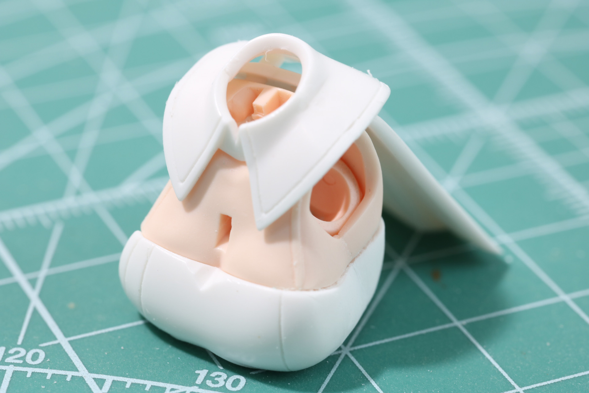 後ろからケープを被せて固定