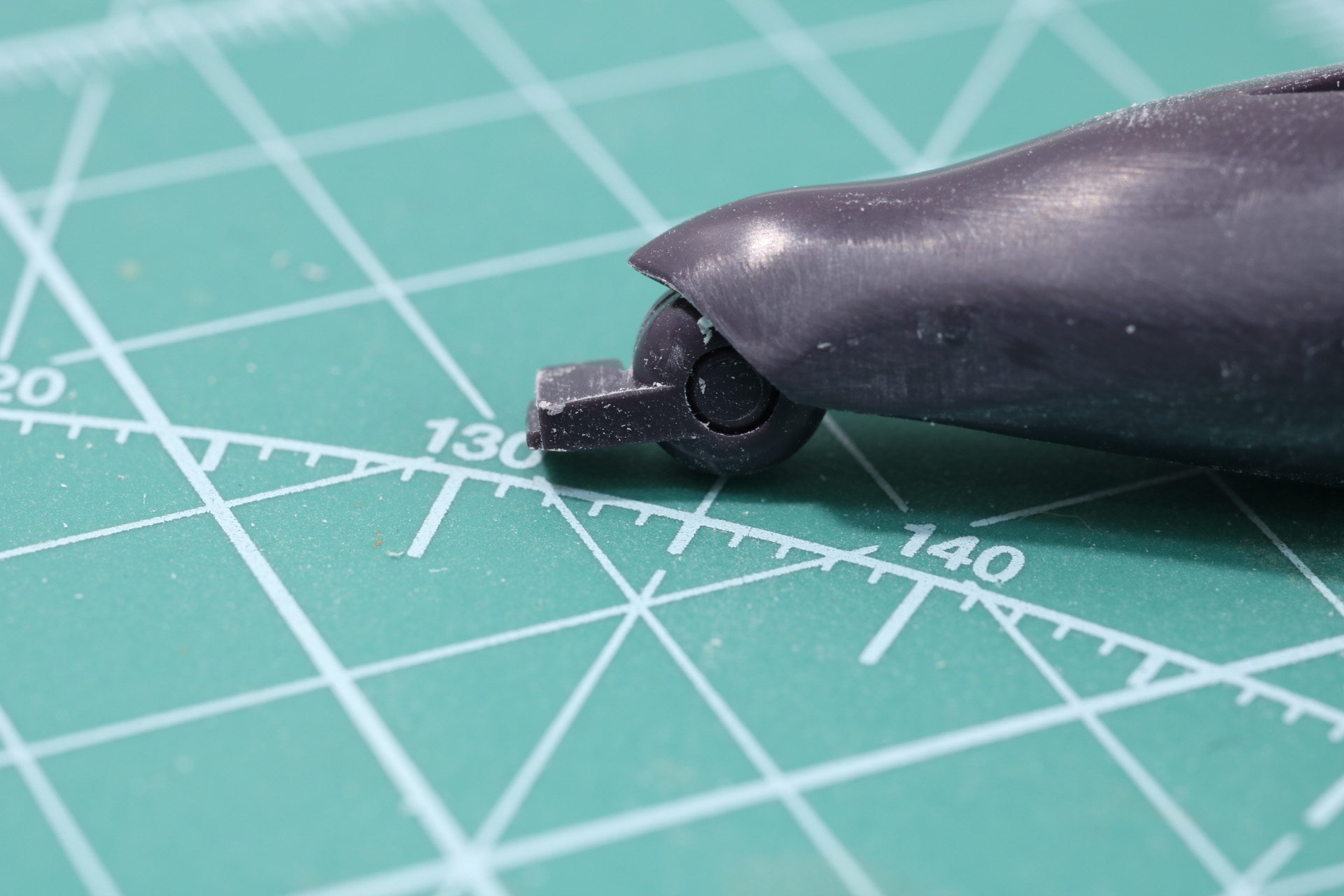 膝関節の返し部分をニッパーで切り、やすりで整える