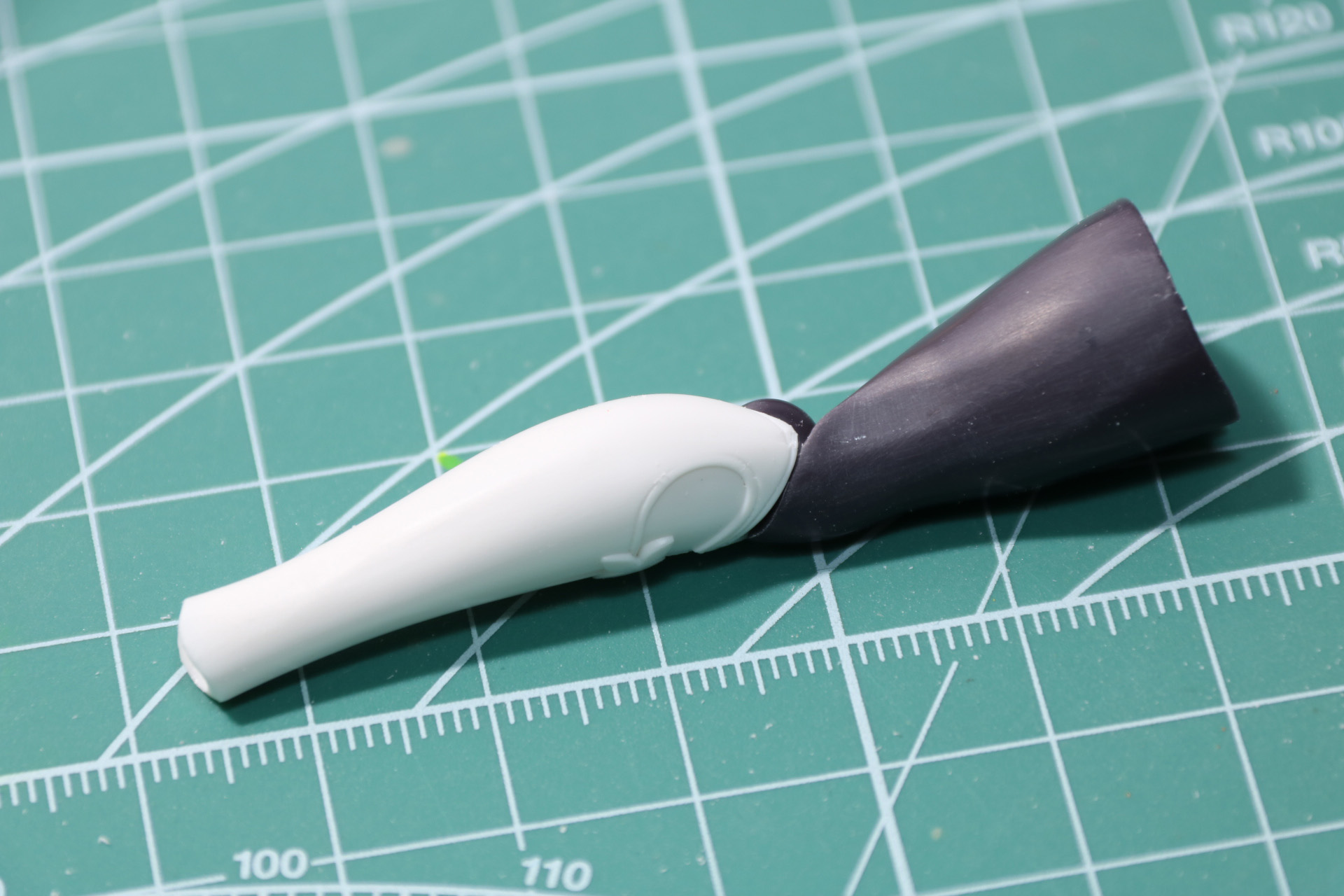 差し込むだけで脚部ができ、上下の色分けもしやすくなっている