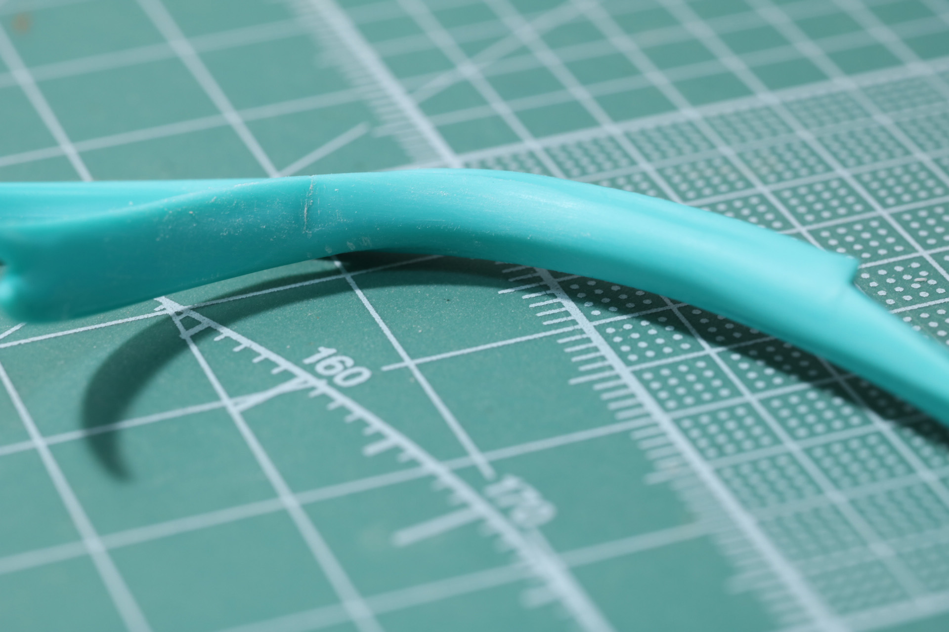 やすりで表面を整え、一体感ある造形に