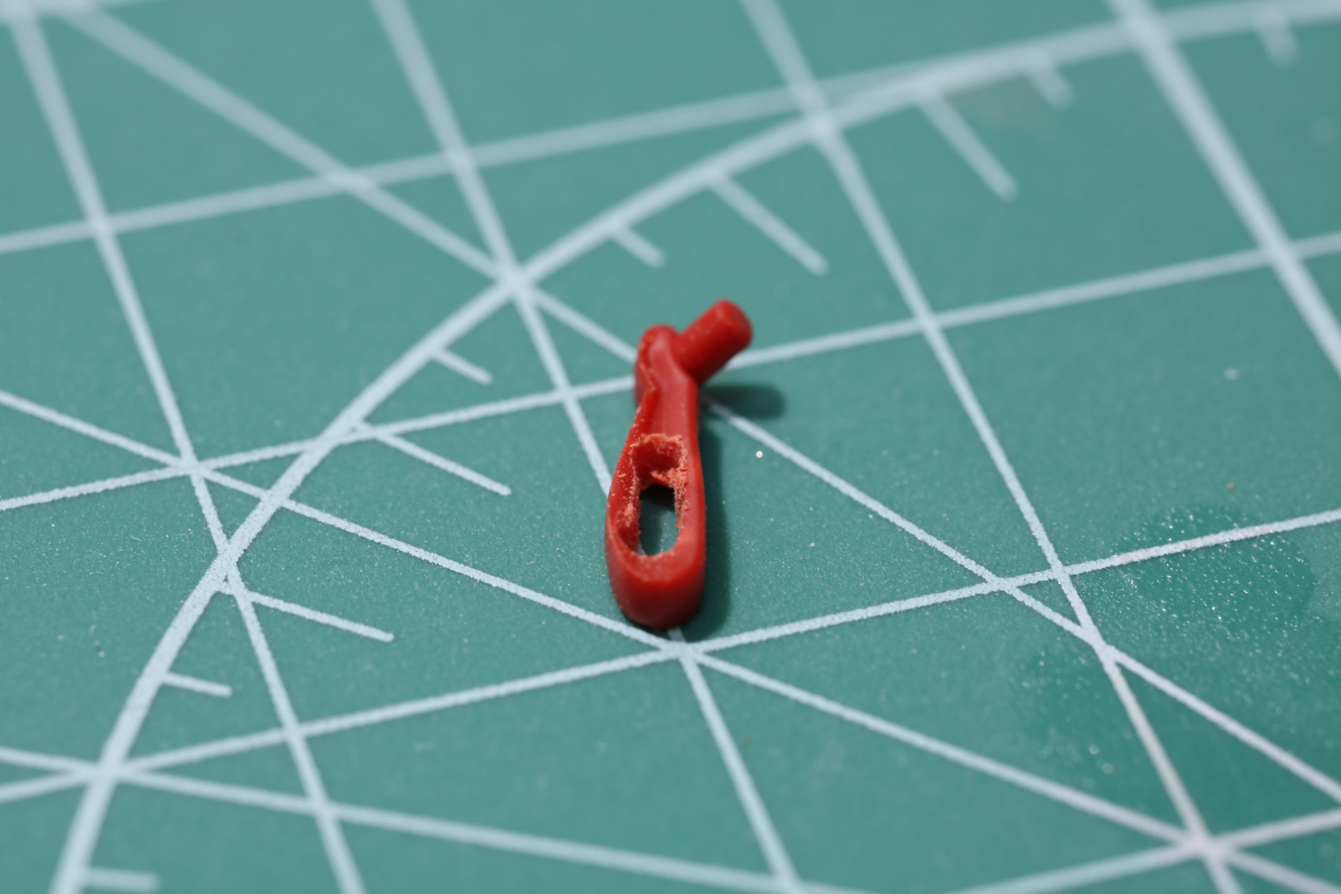 ピンバイスで穴をあけ、そこからデザインナイフで広げつつ形を整える