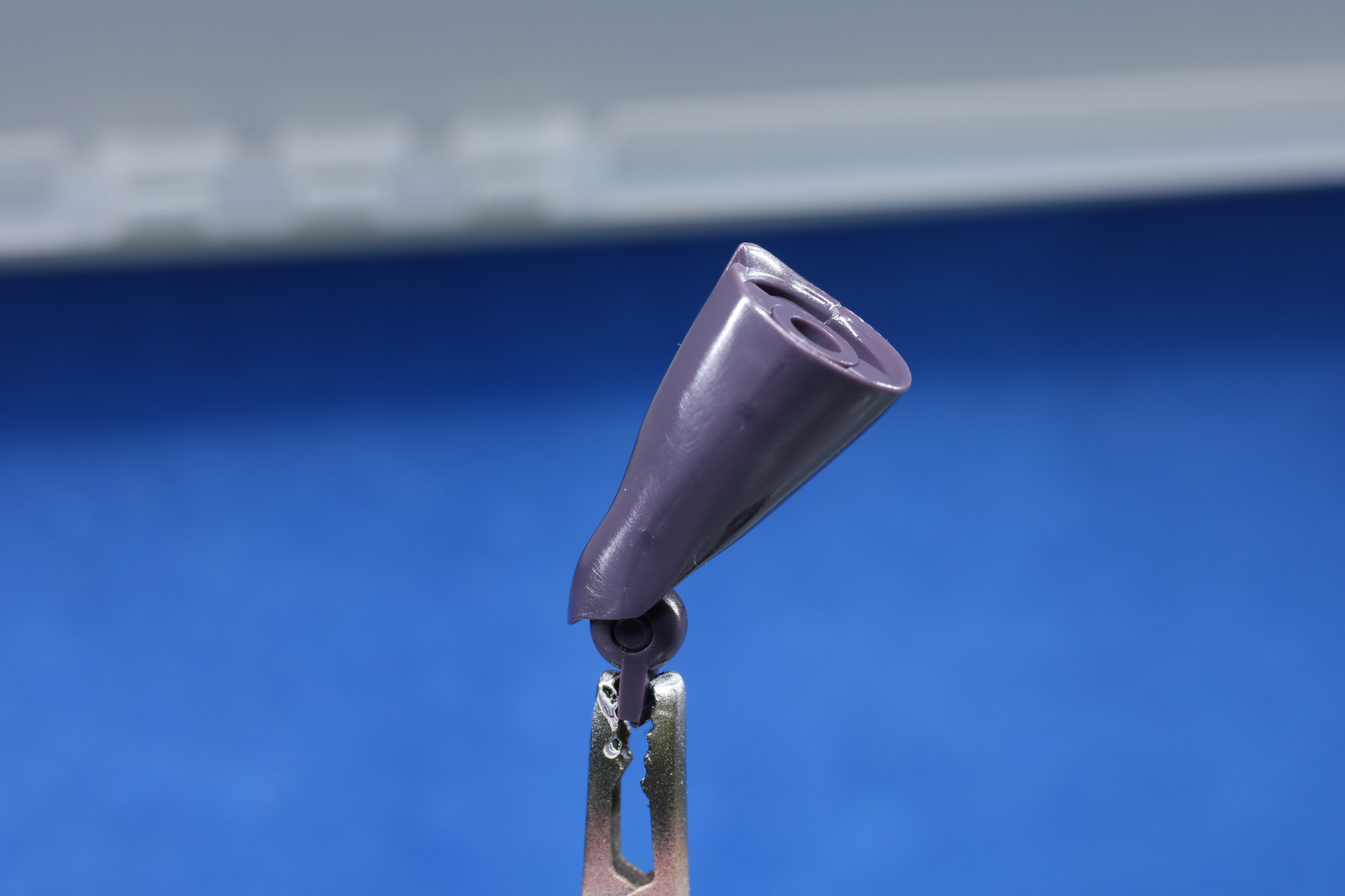 黒の成型色にホワイトサーフェイサーを吹く時は隠ぺい力が低いので、2、3回に分けて薄く重ね吹きをする