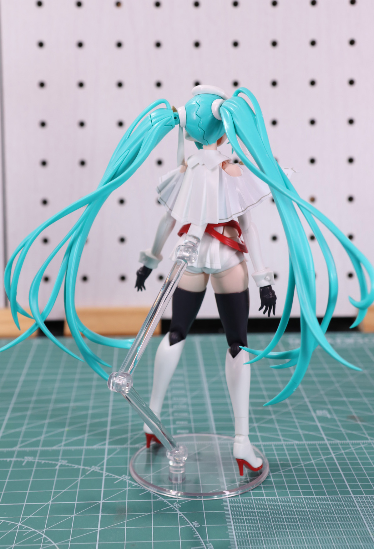 ツインテールのボリューム、毛先の細かさしっかりと造形されている