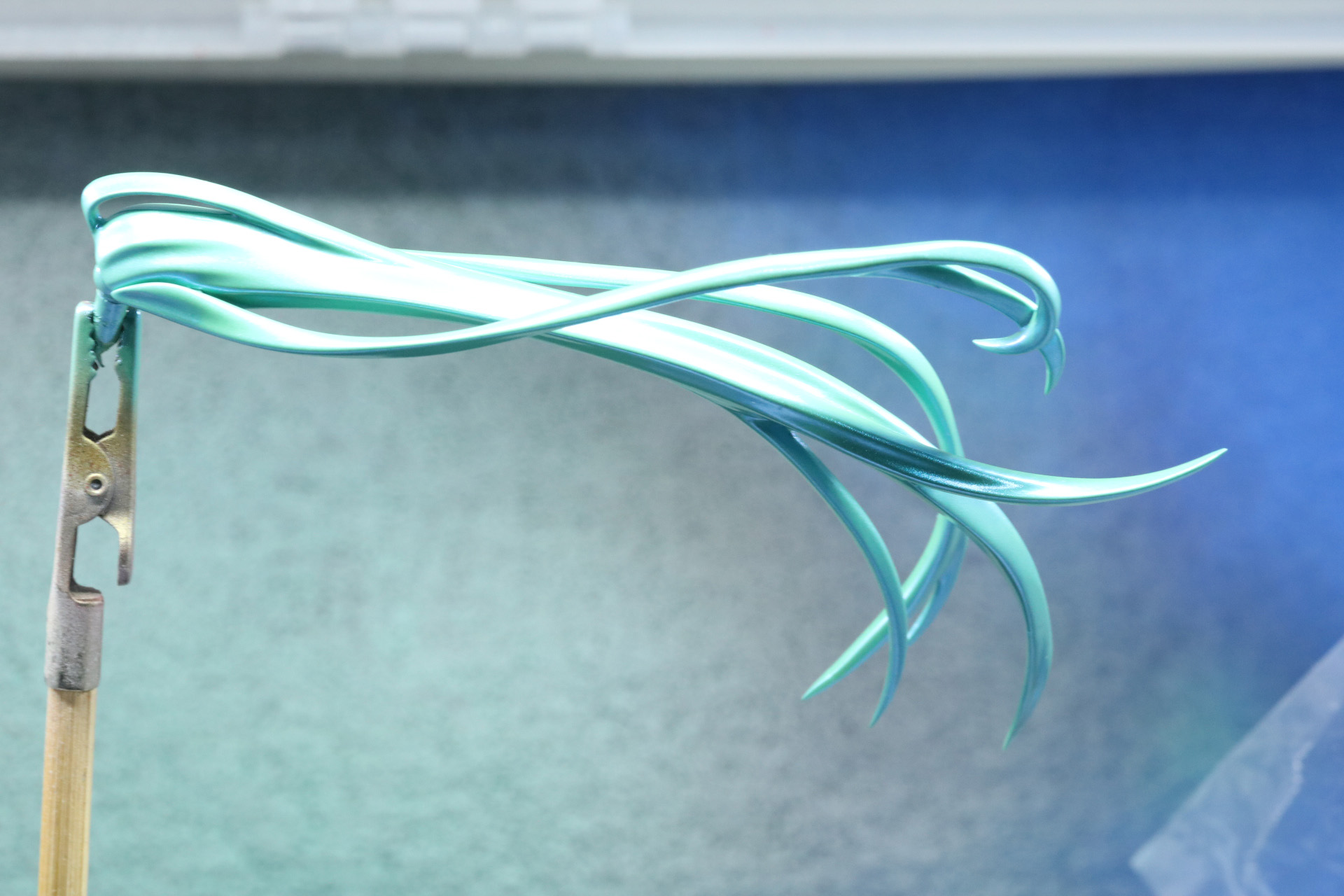 パールカラーを入れると青味が強くなりつつも、煌びやか色彩となる。メラミンスポンジで陰影をつける